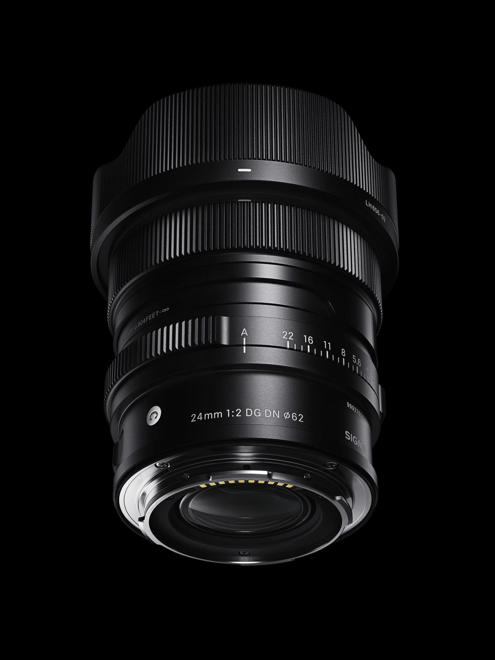 Czarny obiektyw aparatu z białymi oznaczeniami i numerami. Obiektyw jest na czarnym tle.