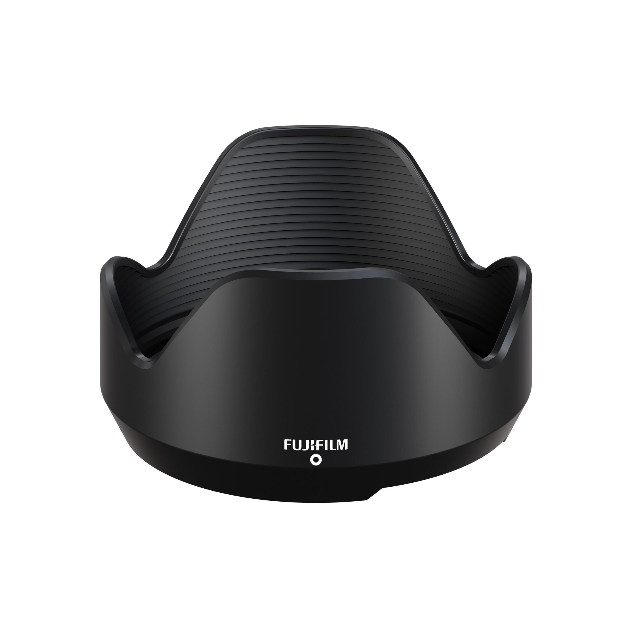 Czarna osłona przeciwsłoneczna z logo Fujifilm. Jest to akcesorium do aparatu.