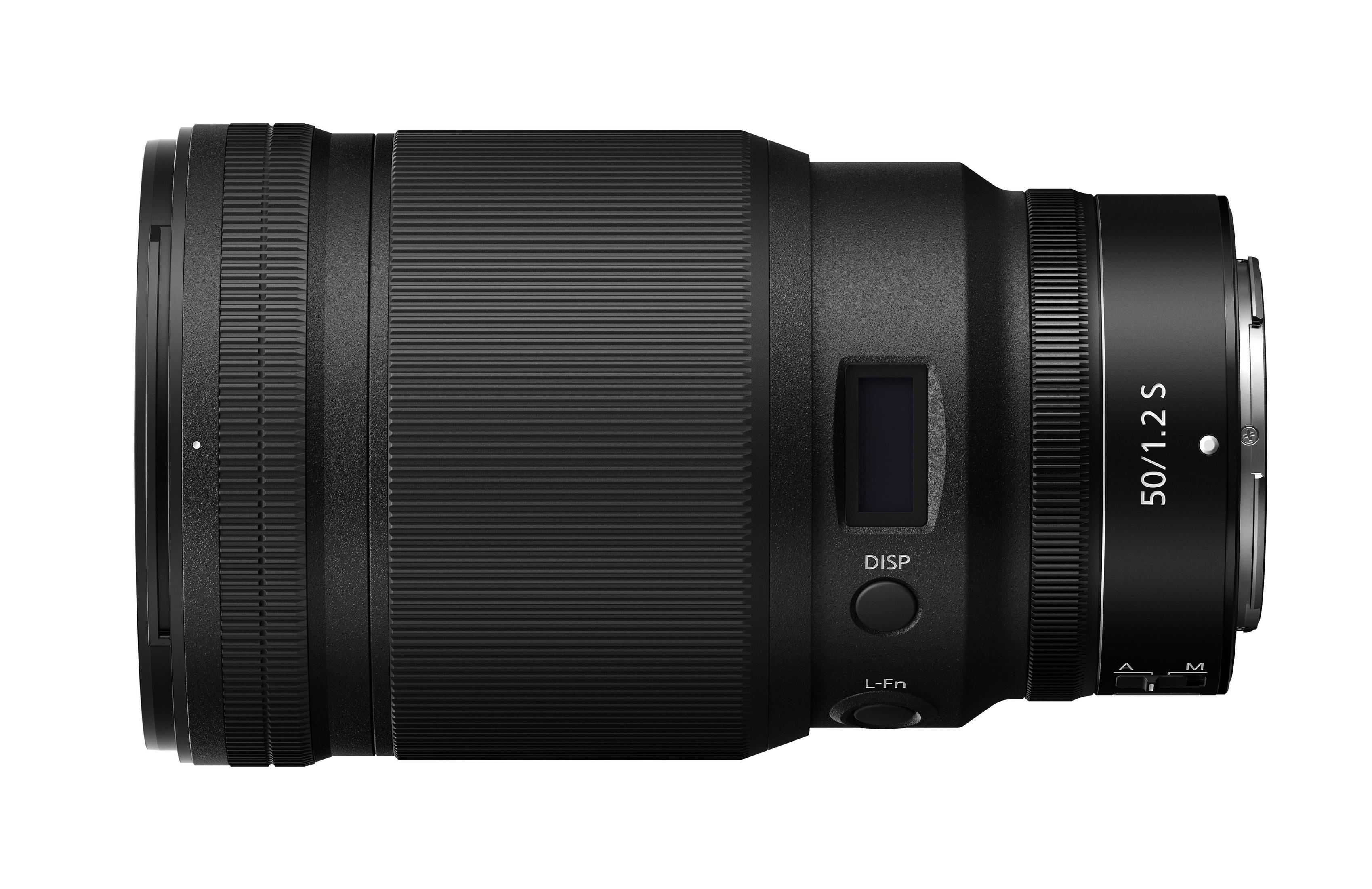 Un objetivo de cámara negro con un anillo plateado y las marcas 50/1.2 S. Se encuentra horizontalmente.
