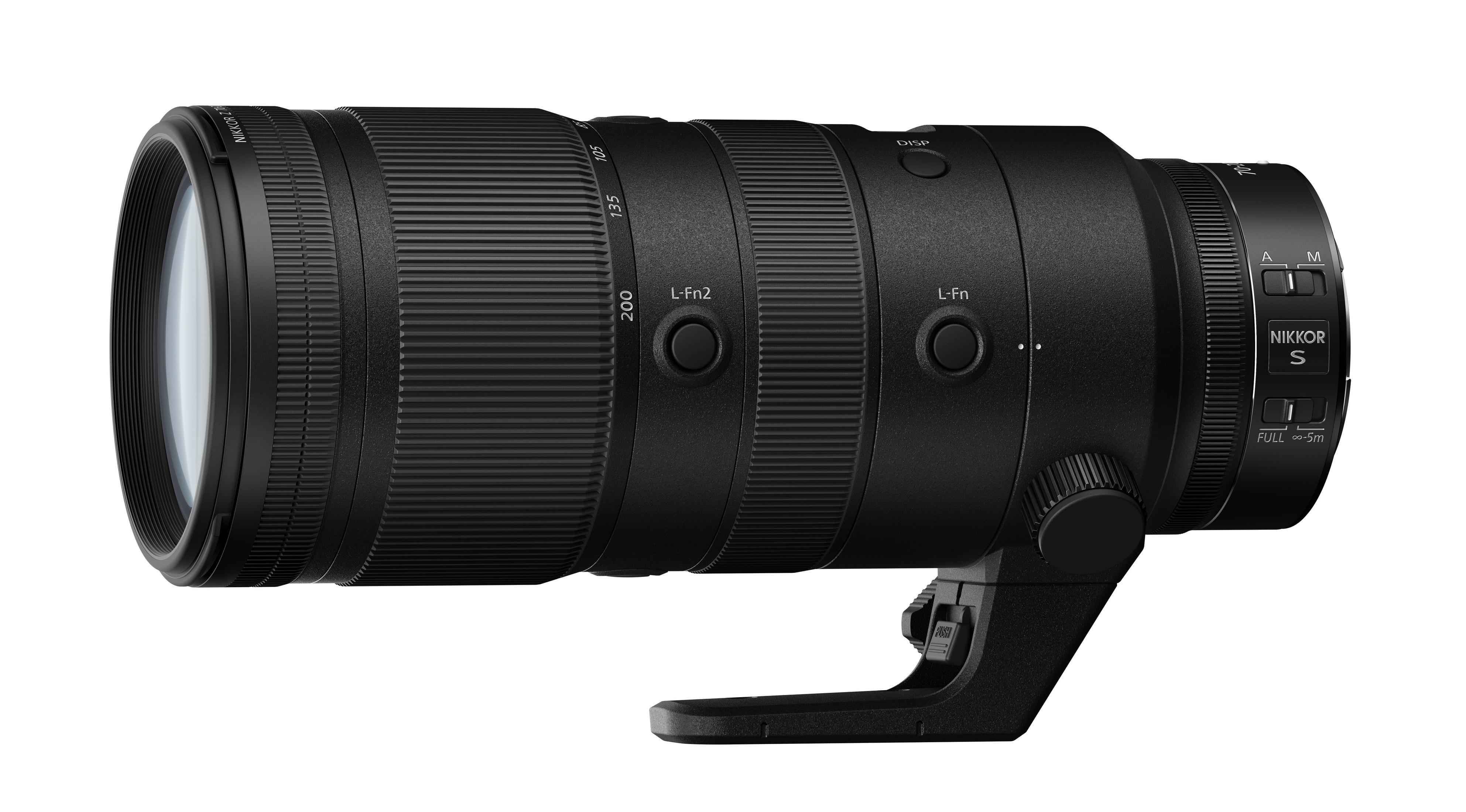 Objetivo de cámara Nikon negro sobre fondo blanco. Tiene forma alargada.