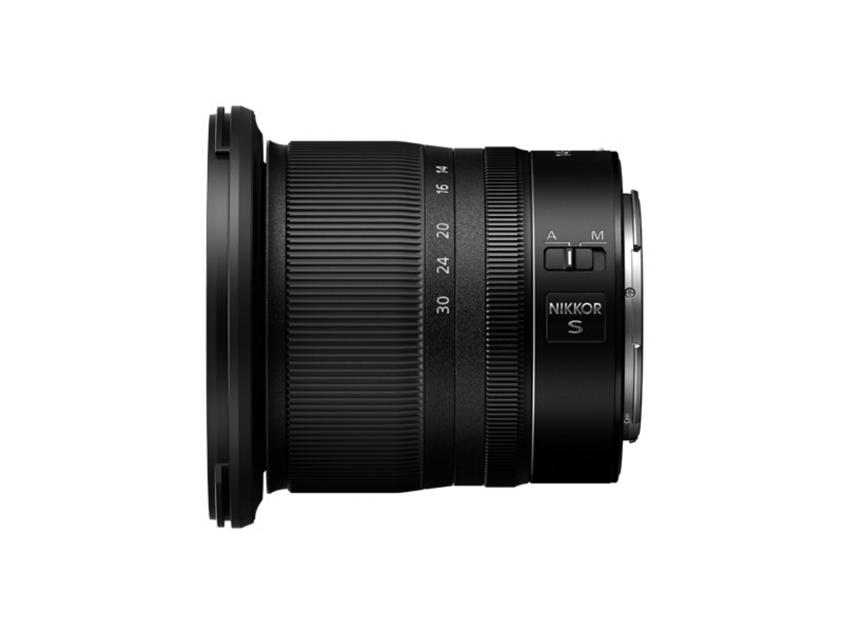 Lente Nikon negra con marcas.