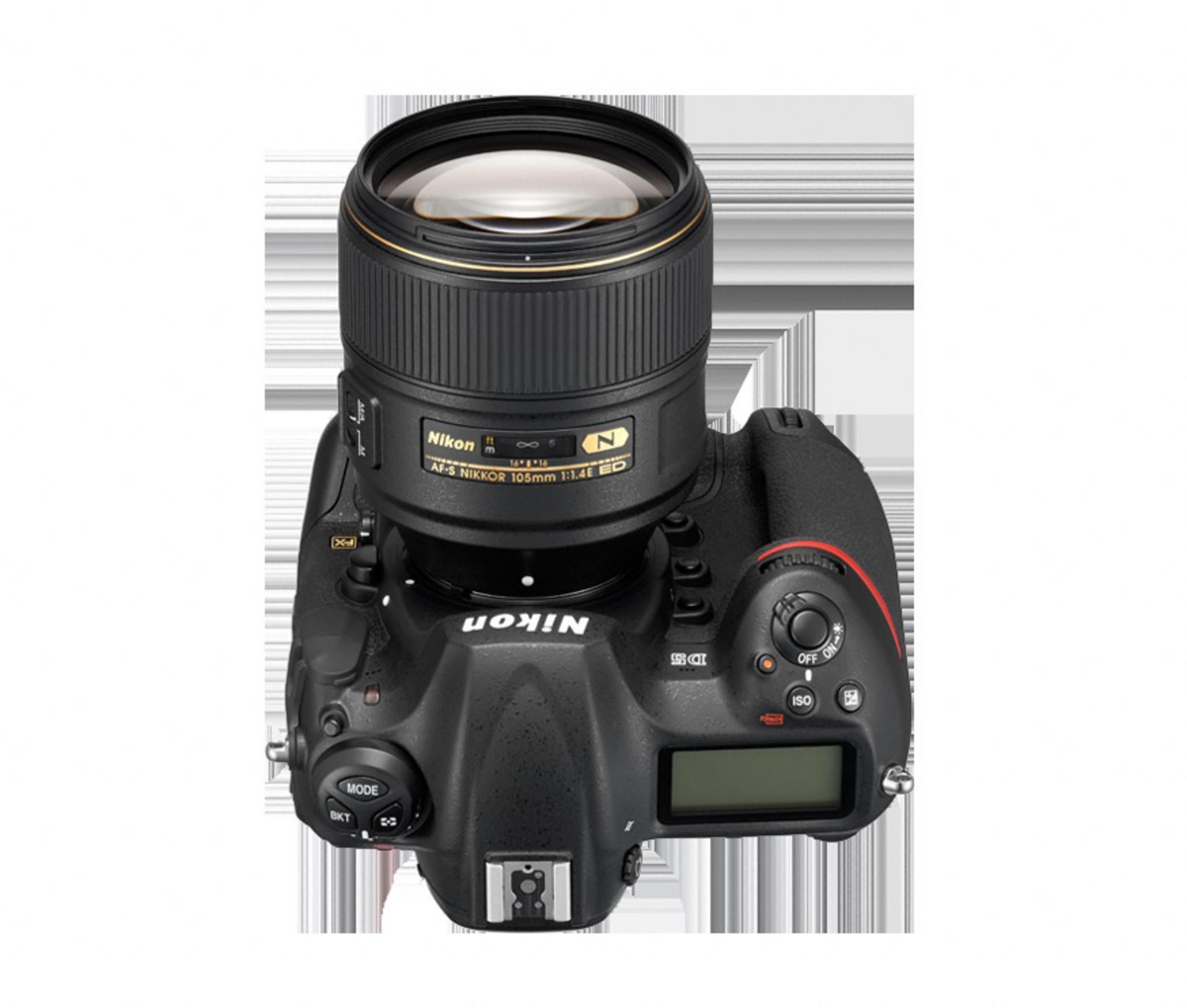 Schwarze Nikon Kamera mit Objektiv auf weißem Hintergrund, Draufsicht.