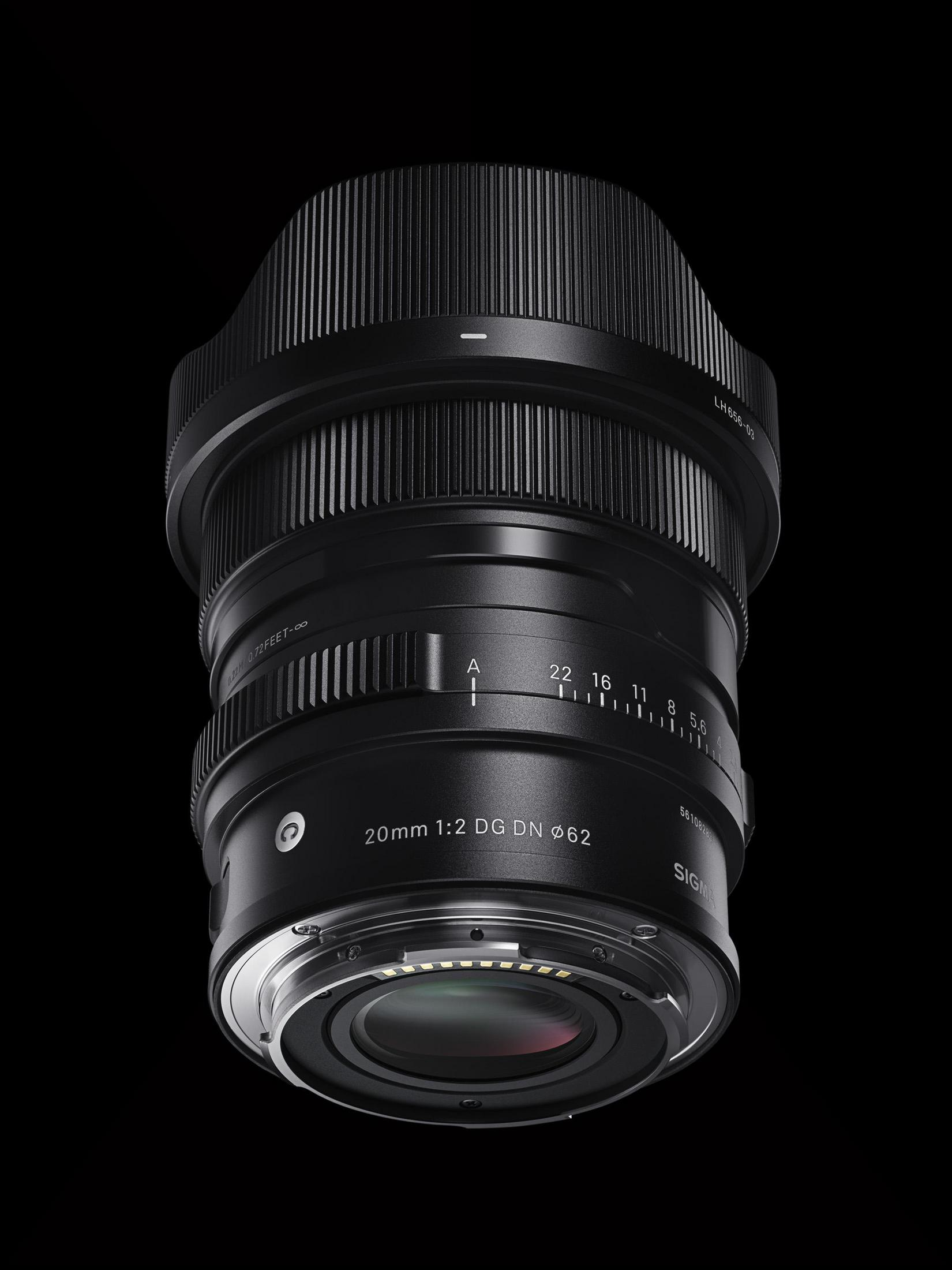 Obiettivo Sigma 20mm f/2 DG DN nero con ghiere di messa a fuoco e diaframma e attacco argentato.