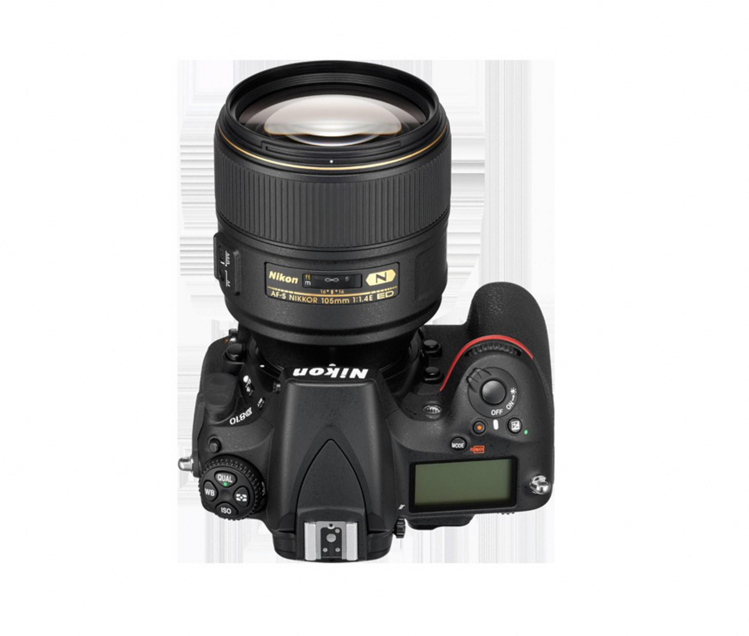Eine Nikon Kamera mit angesetztem Objektiv, Draufsicht.