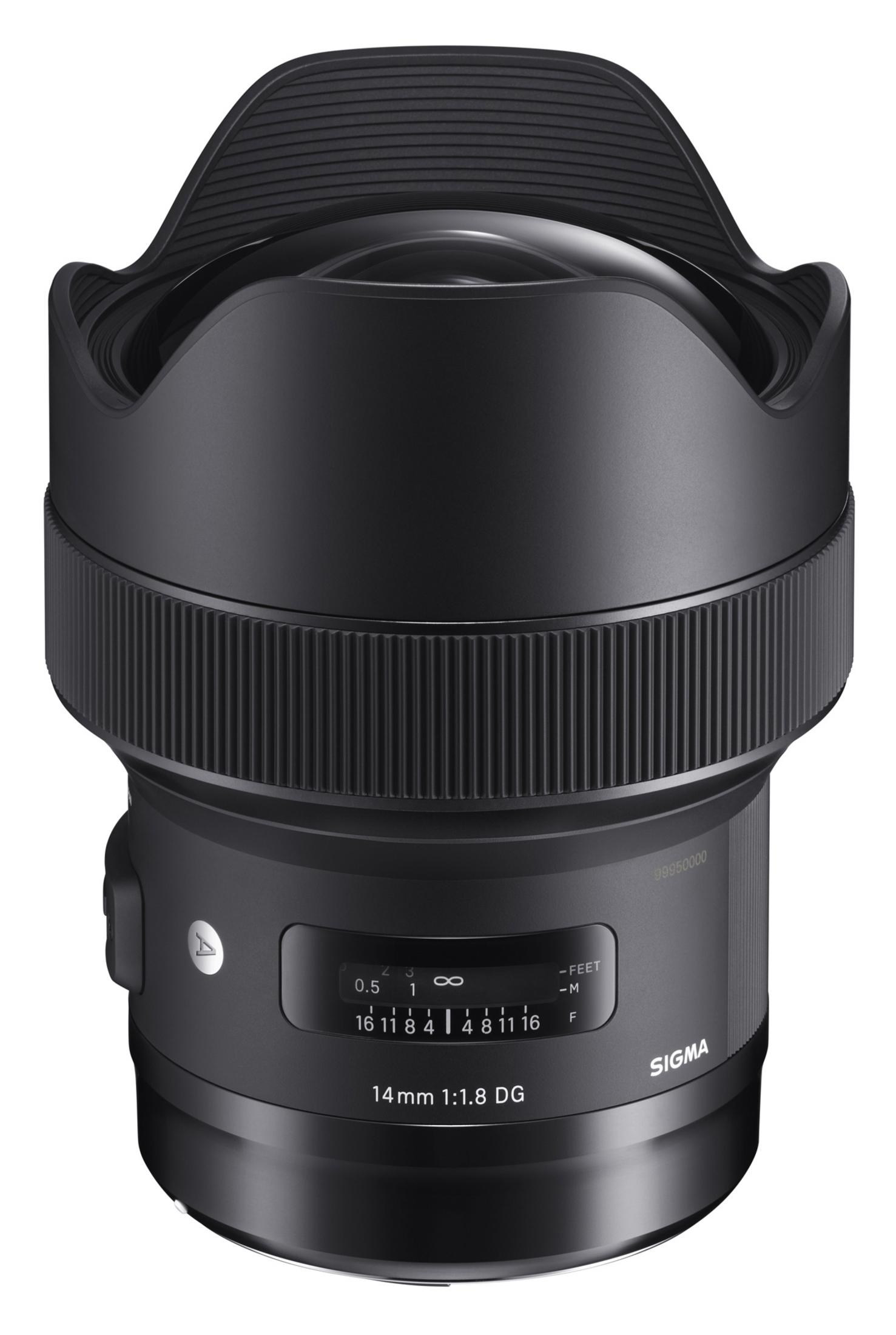 Obiettivo per fotocamera nero con anelli di regolazione. È un obiettivo 14mm 1:1.8 DG.