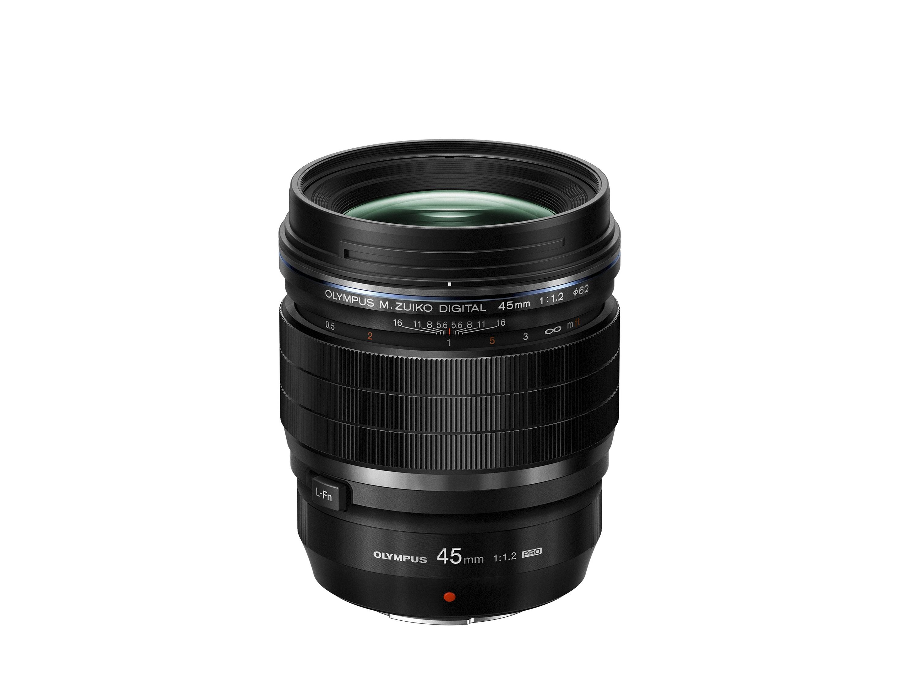 Czarny obiektyw z zielonym szkłem i pierścieniem ostrości. Ma napis '45mm 1:1.2'.