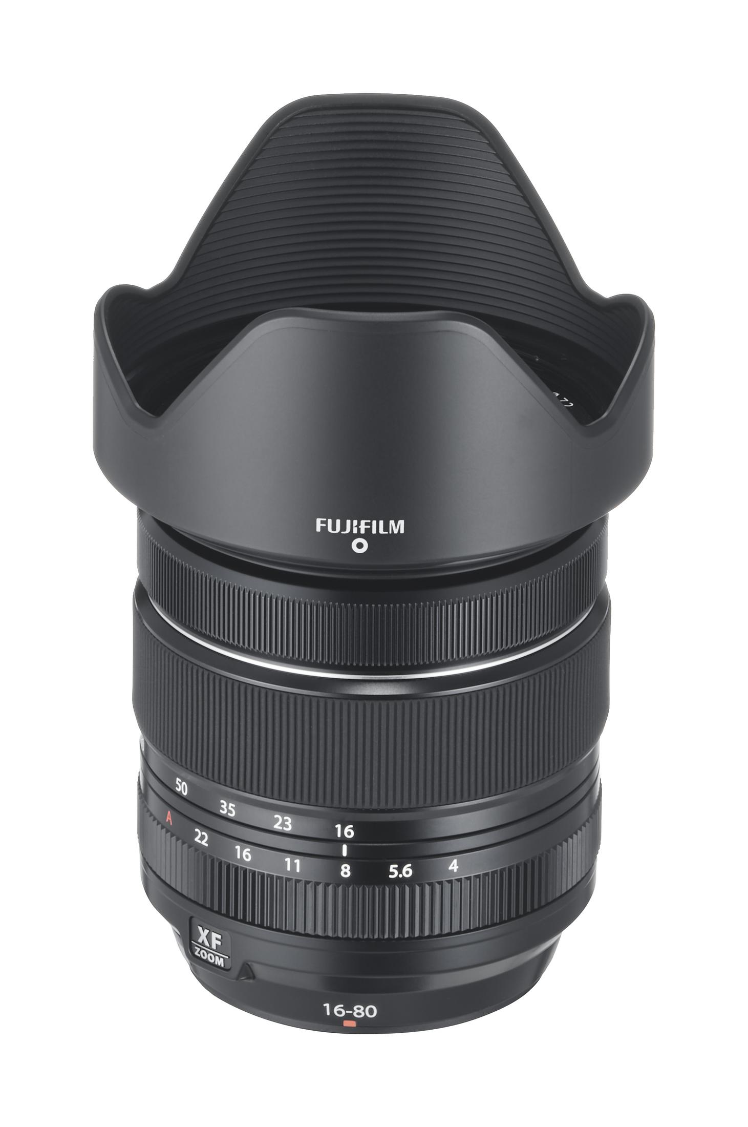 Schwarzes Kameraobjektiv mit Gegenlichtblende, Fujifilm-Logo und Zahlen am Fokusring.