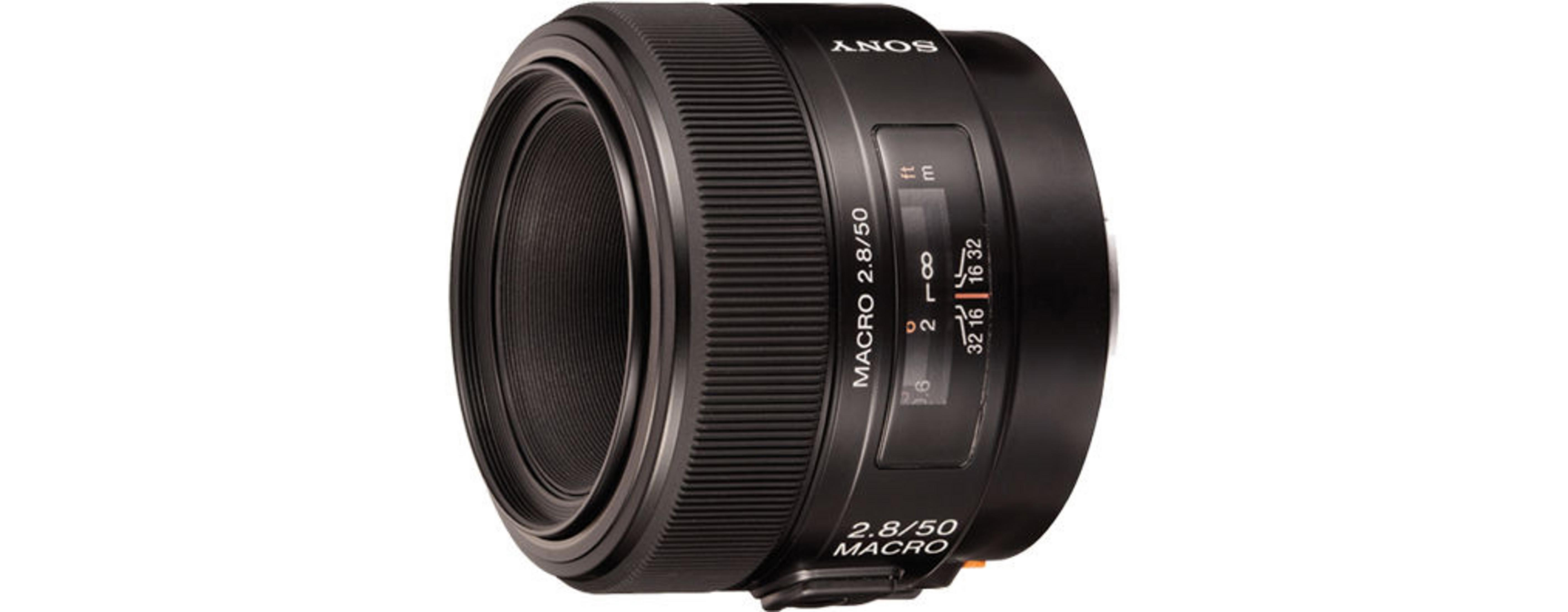 Un obiettivo macro nero Sony, etichettato 2.8/50 con marcature di messa a fuoco e distanza.