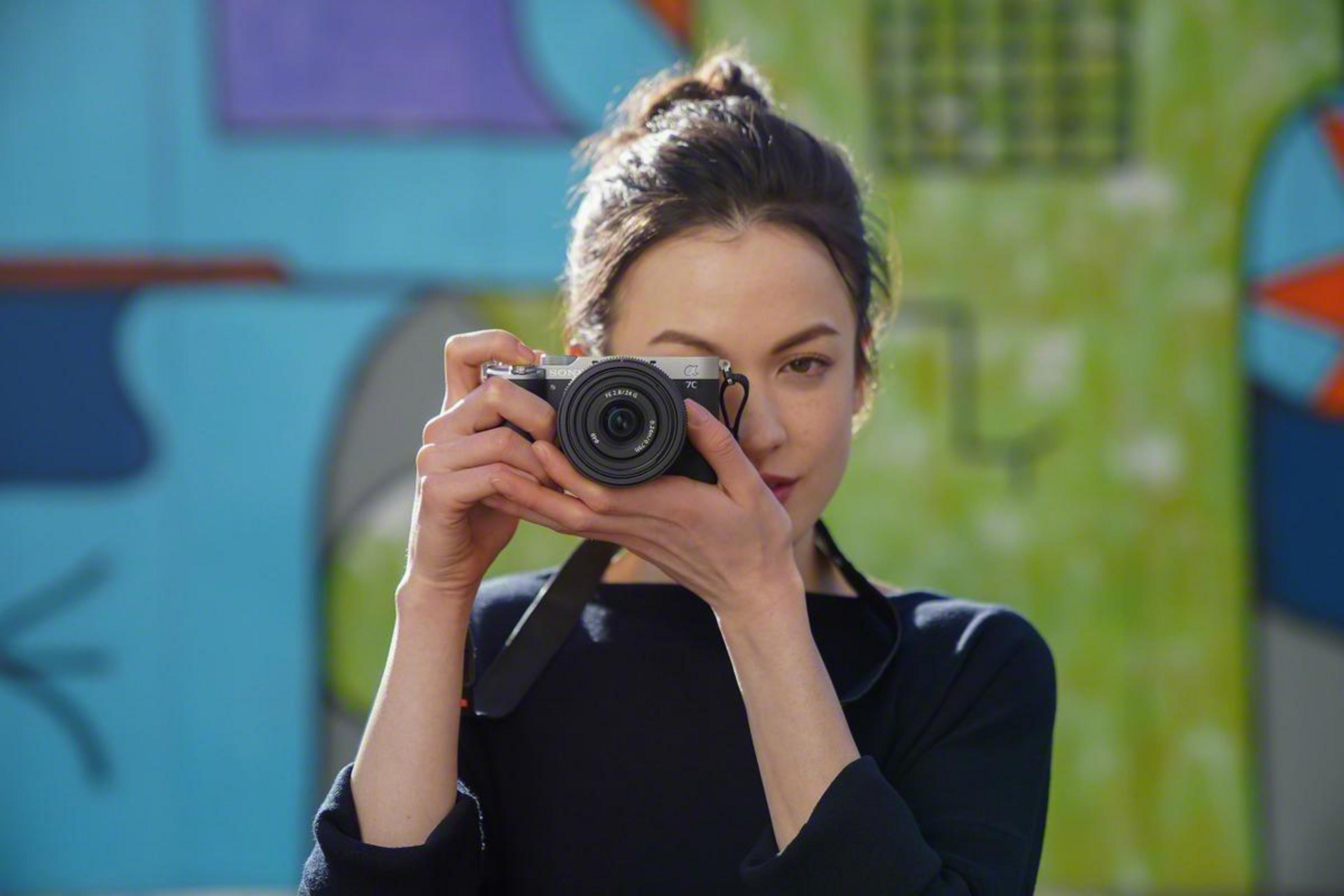 Żółty aparat cyfrowy z ekranem i przyciskami.