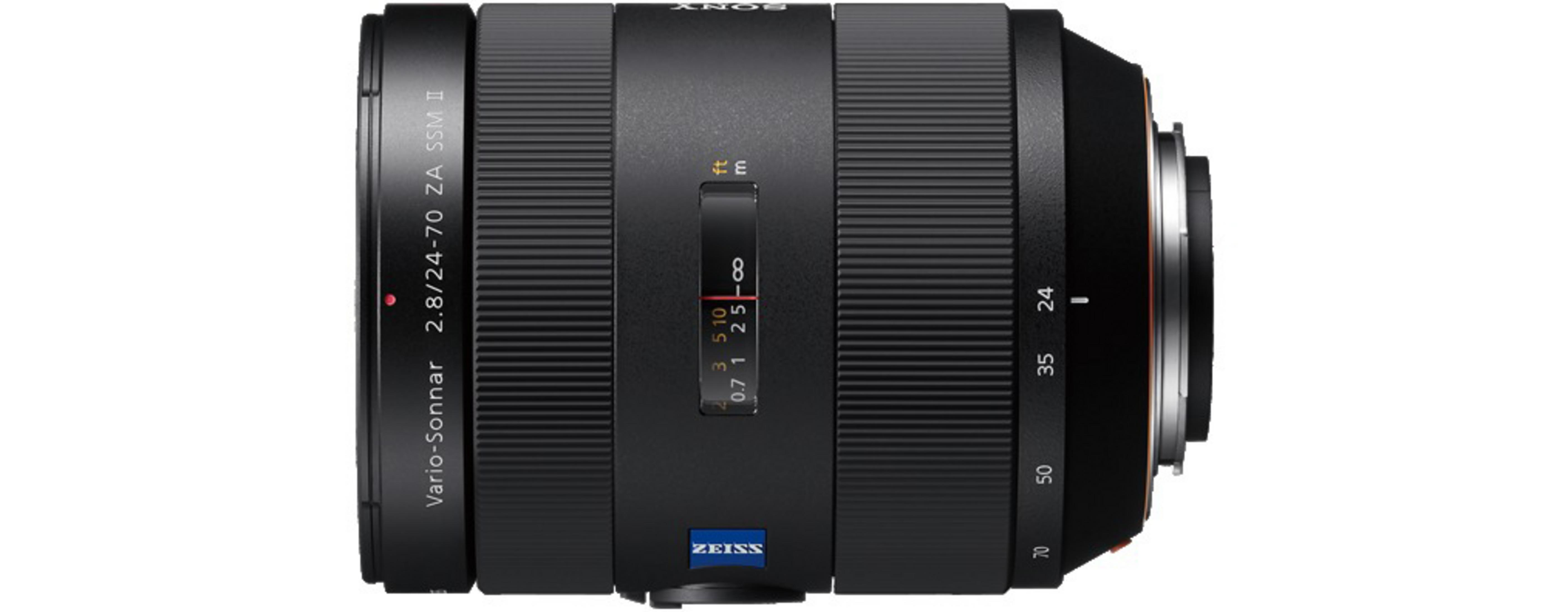 Schwarzes Kameraobjektiv, beschriftet mit Zeiss, Fokus- und Zoomringen.