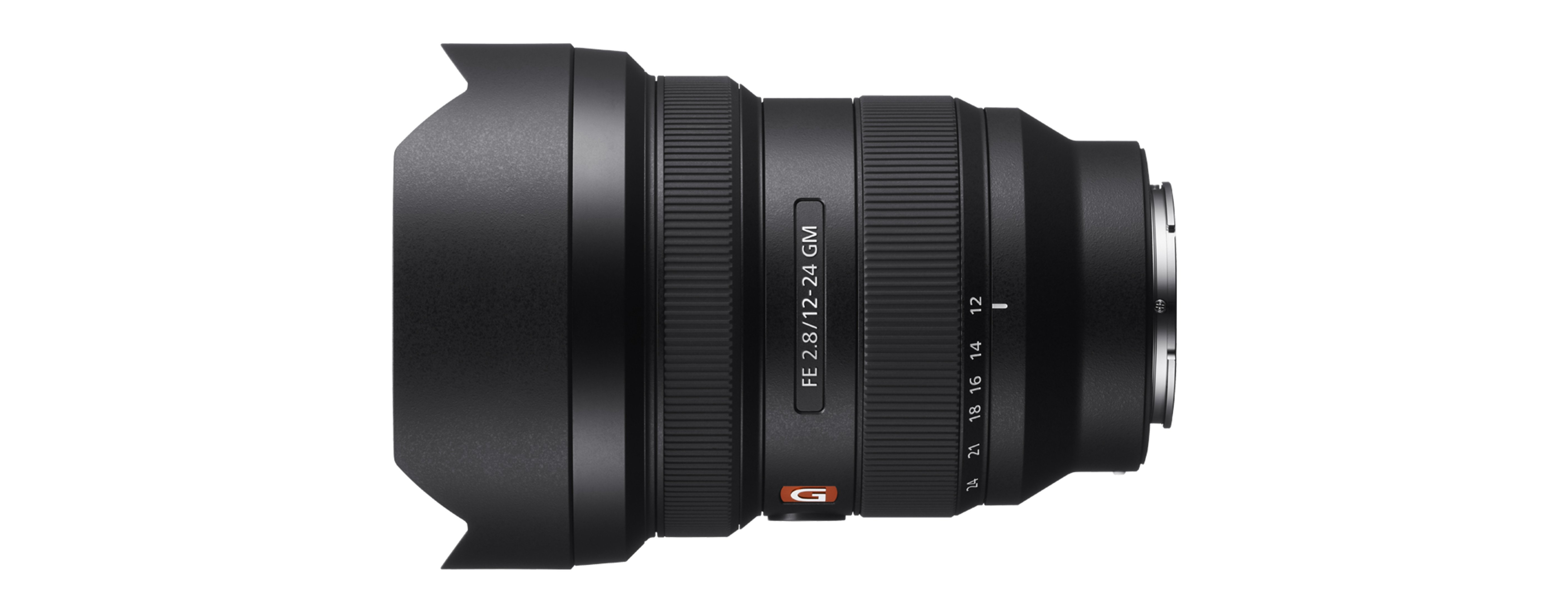 Czarny obiektyw z osłoną przeciwsłoneczną, oznaczony FE 2.8/12-24 GM, na białym tle.