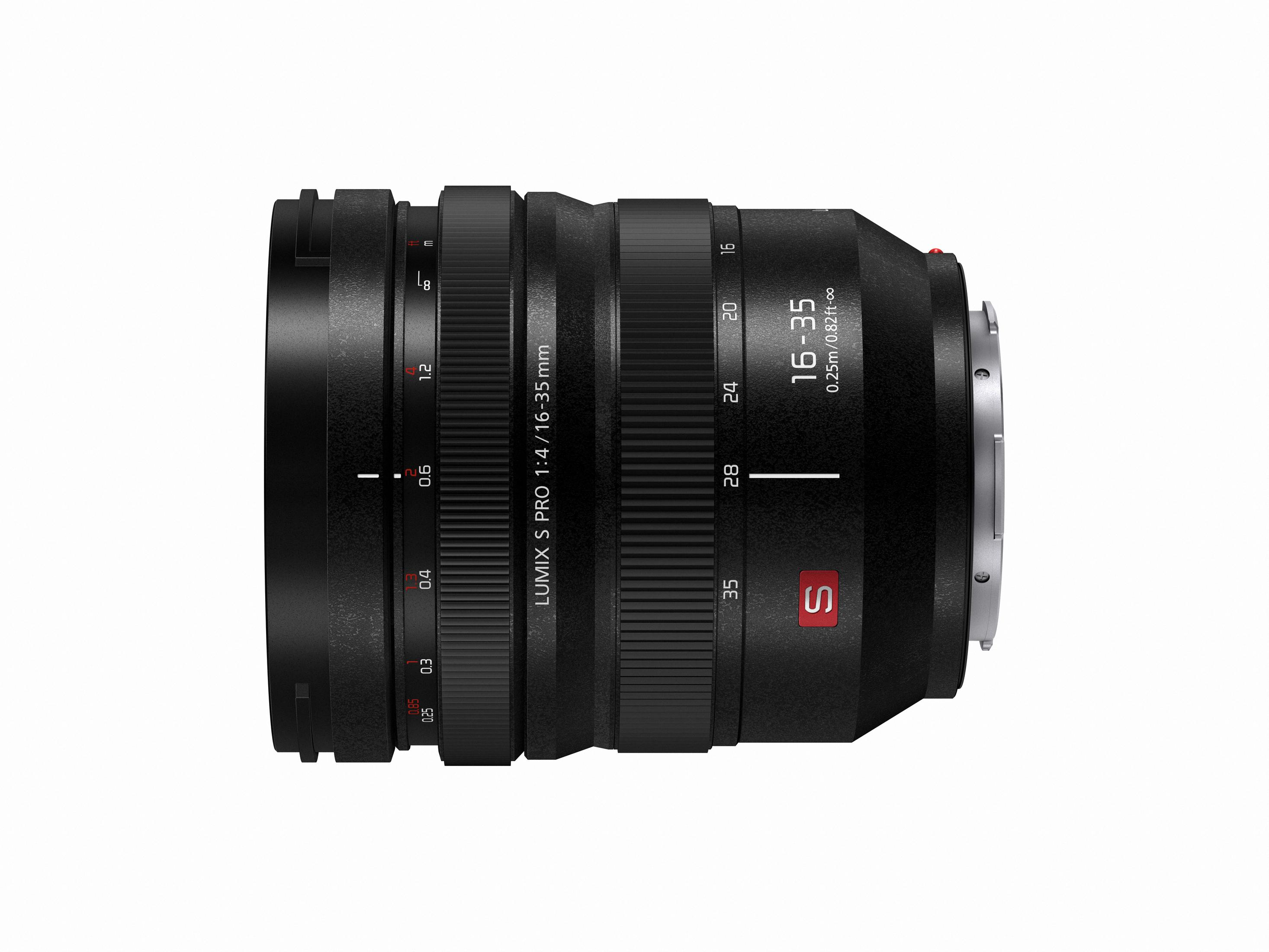 Objectif photo noir avec marquages, sur fond blanc. C'est un objectif Lumix S Pro 16-35mm.