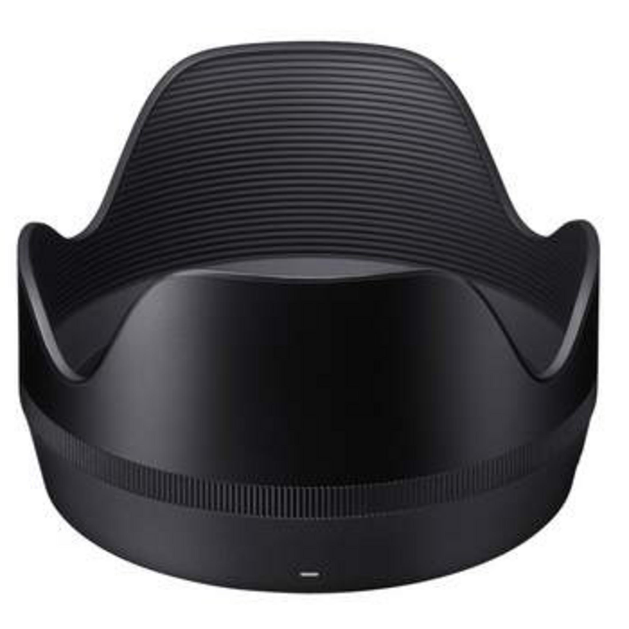 Czarna osłona przeciwsłoneczna obiektywu na białym tle, zakrzywiony kształt z żebrowaną powierzchnią.