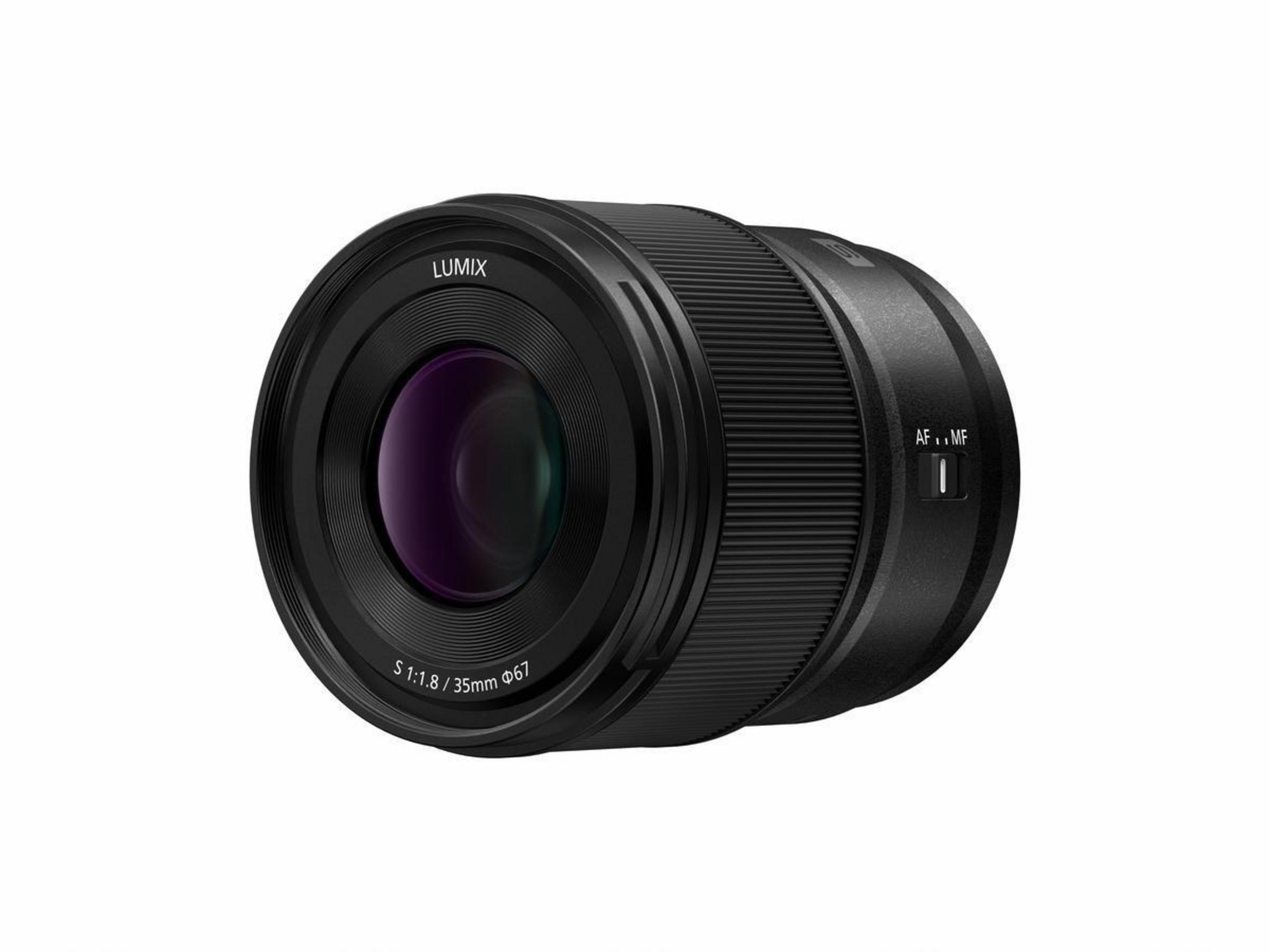 Schwarzes Kameraobjektiv mit dem Text S 1:1.8/35mm. Hat einen AF/MF-Schalter. Hat eine abgerundete Form.