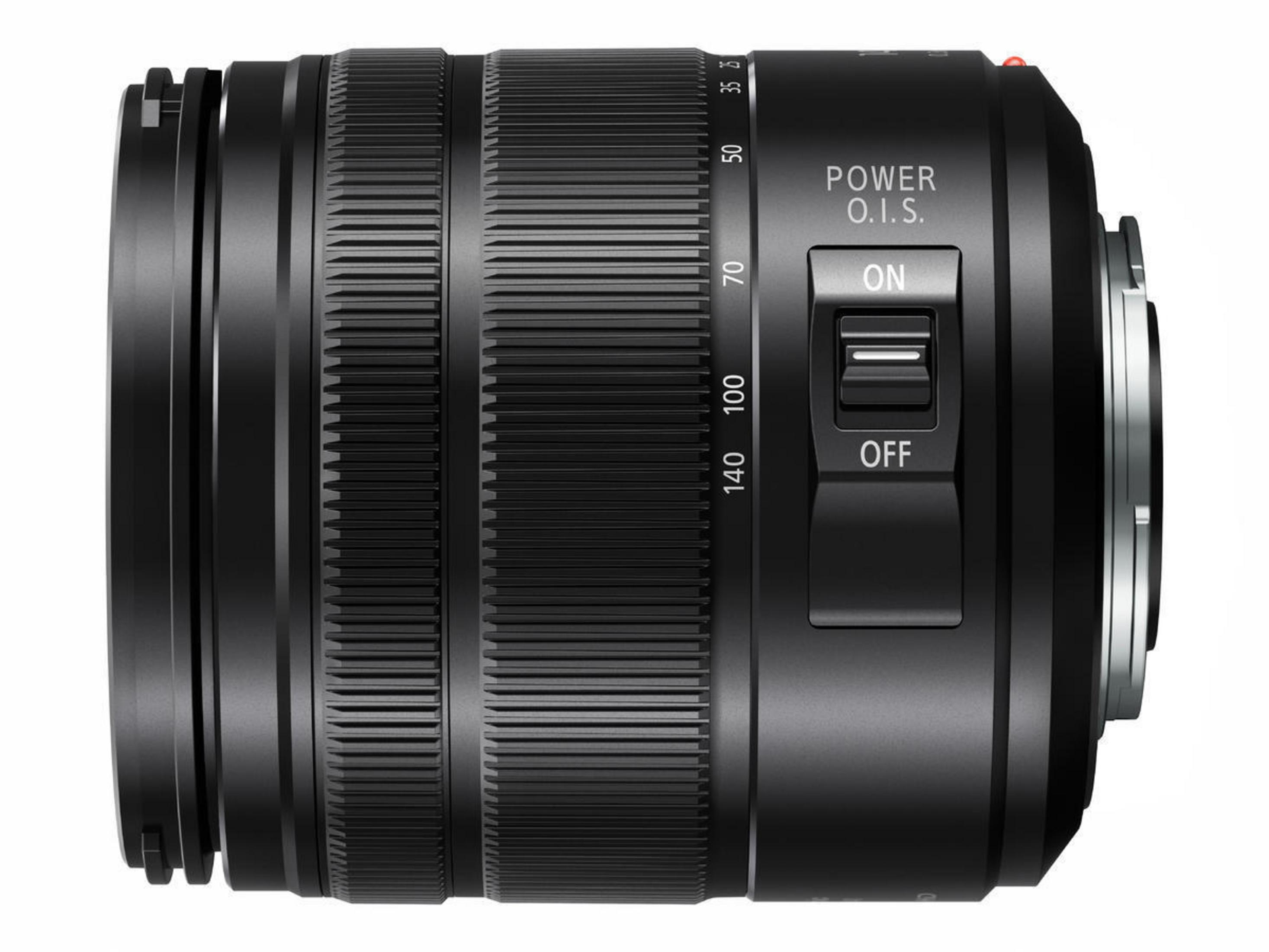 Czarny obiektyw aparatu, widok z boku, z włącznikiem zasilania. Posiada oznaczenia ostrości i zoomu. Białe tło.