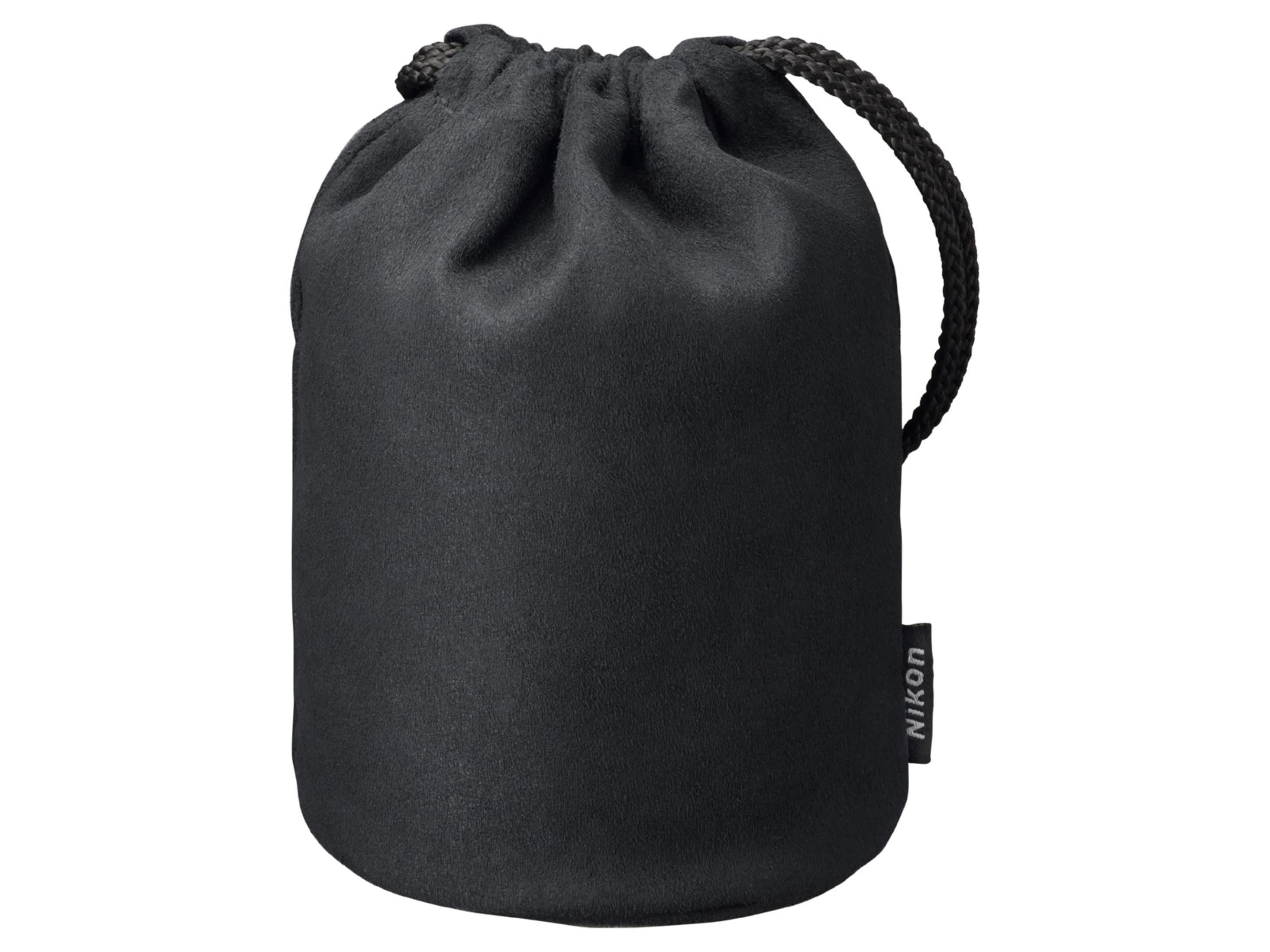 Schwarze Kameratasche. Die Tasche hat einen Kordelzug und liegt vor weißem Hintergrund.
