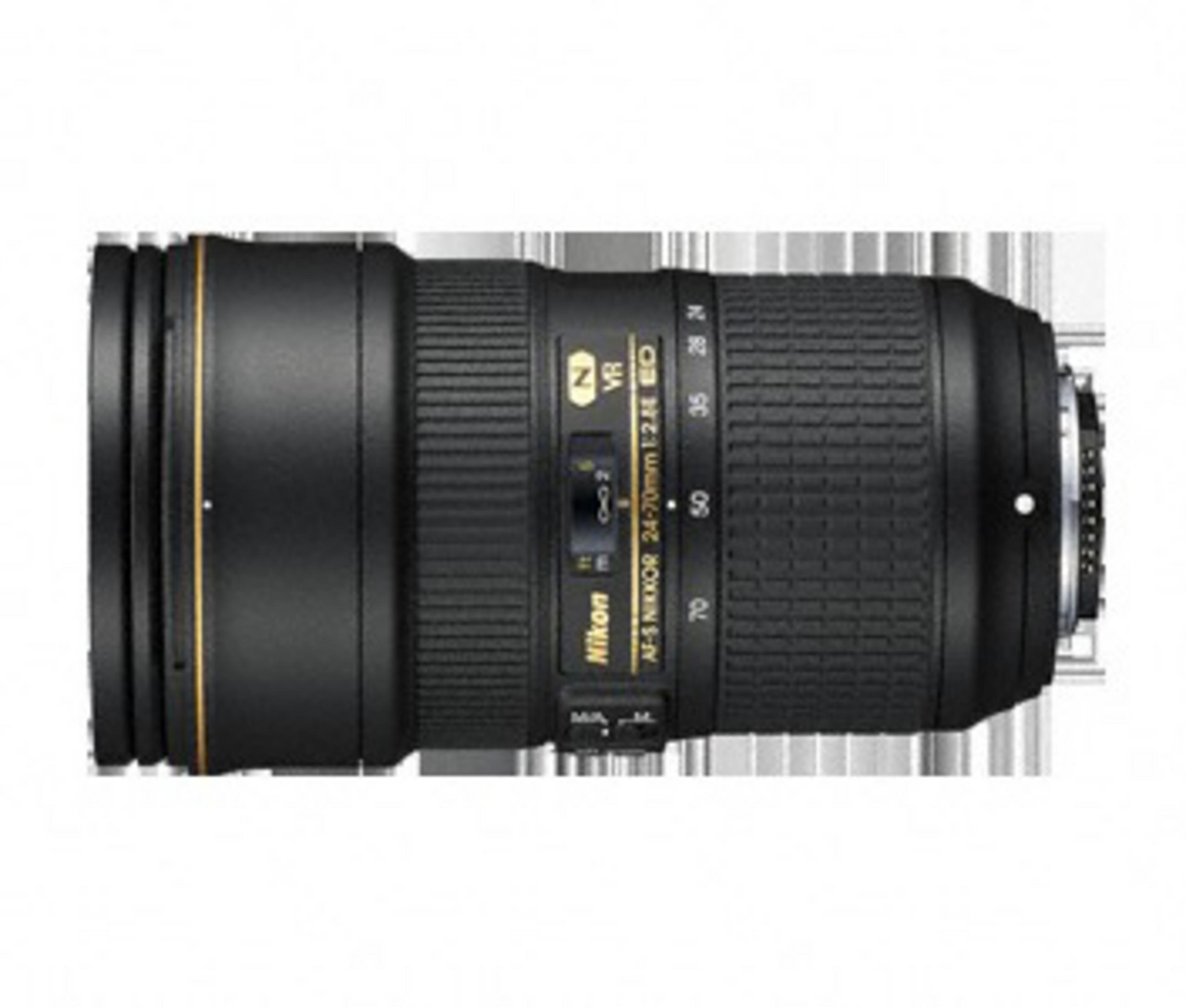 Schwarzes Kameraobjektiv mit Zoommarkierungen, Marke Nikon, auf weißem Hintergrund.