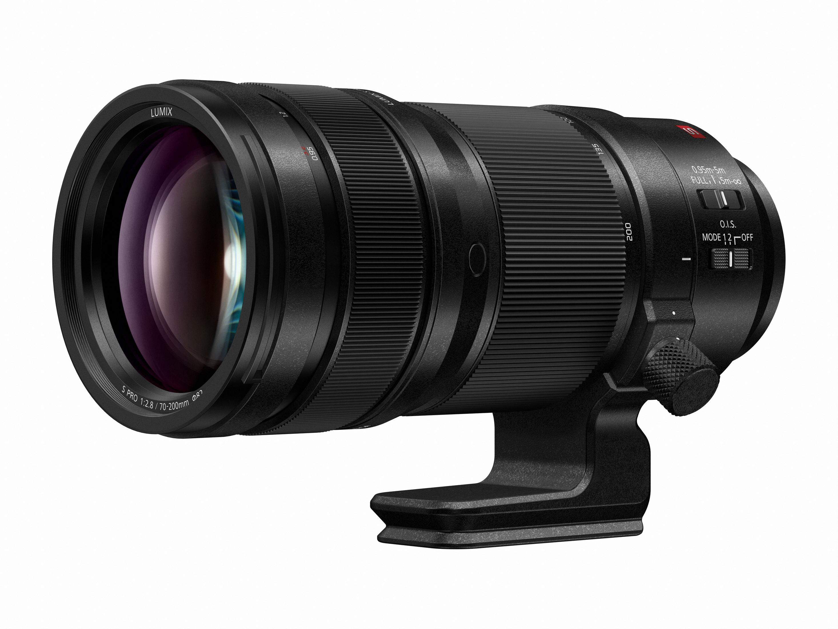 Un obiettivo per fotocamera nero. È un obiettivo zoom con un anello argentato e segni. È su un supporto.