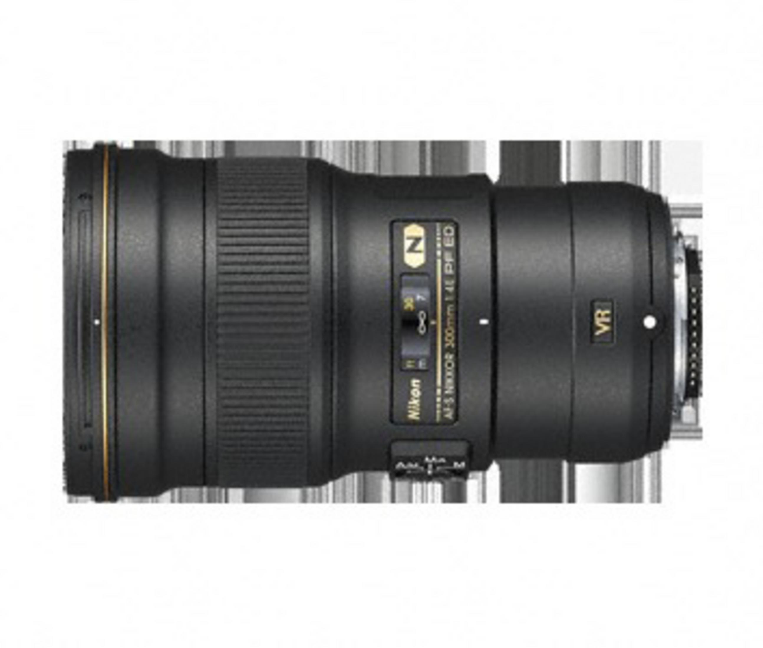 Schwarzes Nikon Kameraobjektiv. Das Objektiv ist zylindrisch mit Ringen und Etiketten. Isoliert auf Weiß.
