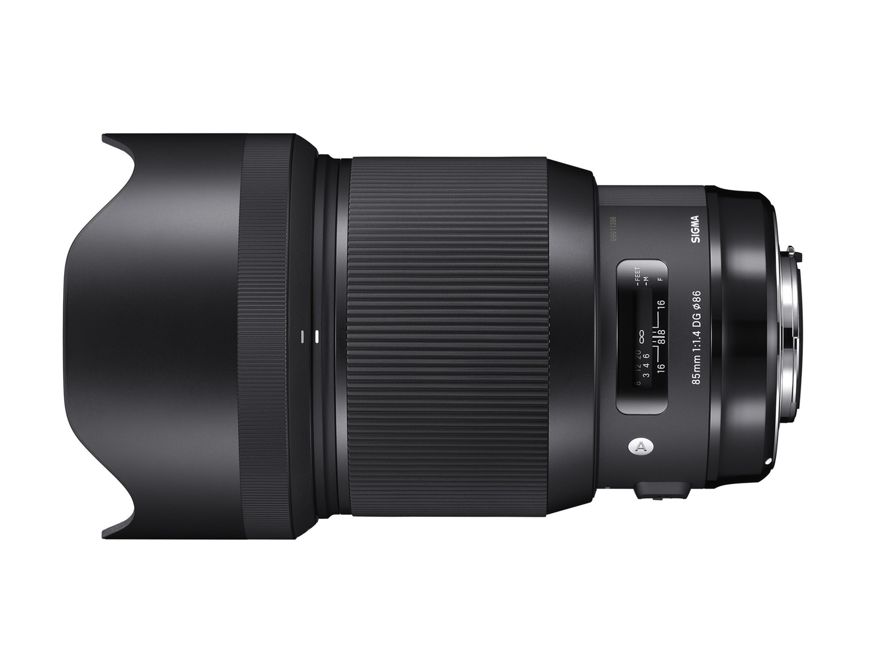 Schwarzes Sigma 85mm Objektiv. Es hat eine Gegenlichtblende, Ringe und Markierungen. Der Hintergrund ist weiß.
