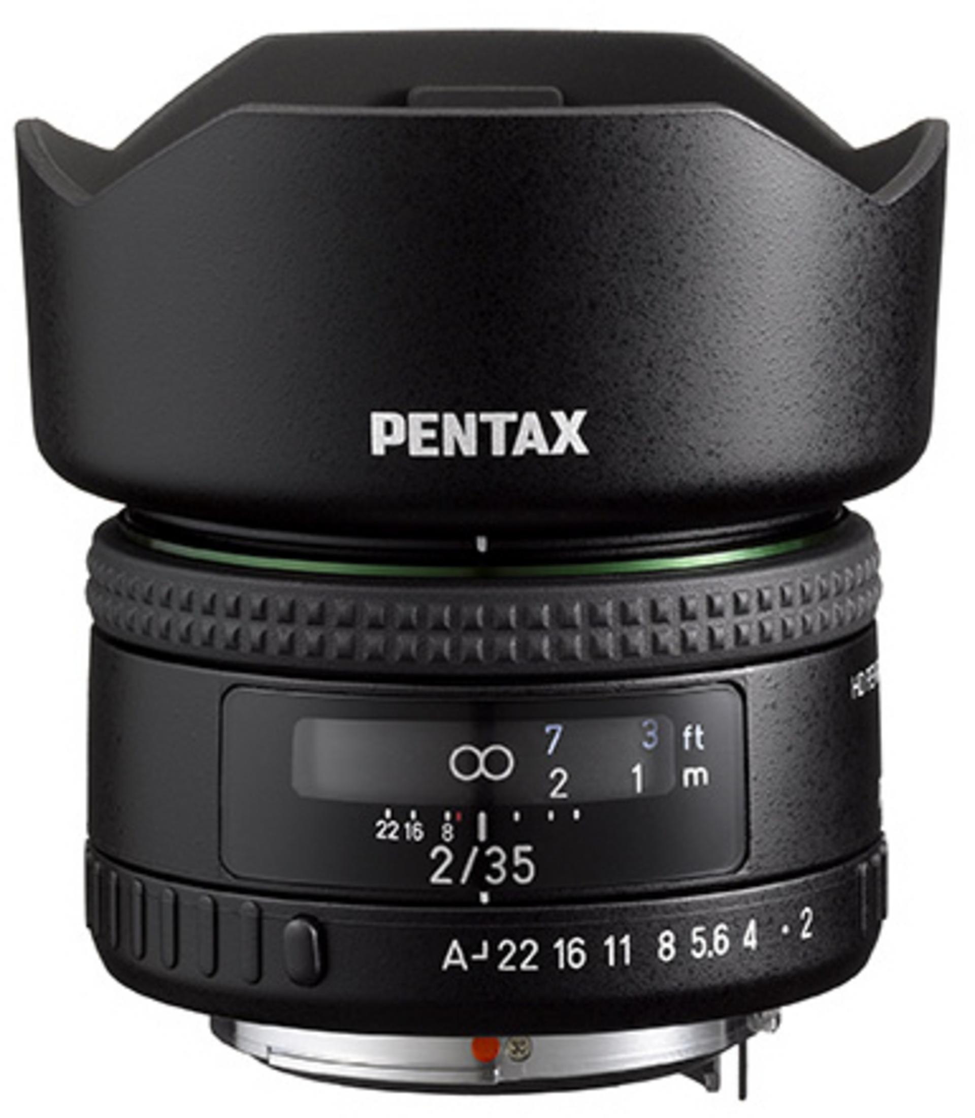 Schwarzes Pentax 2/35 Objektiv mit Sonnenblende, grünem Ring und Fokuseinstellungen.