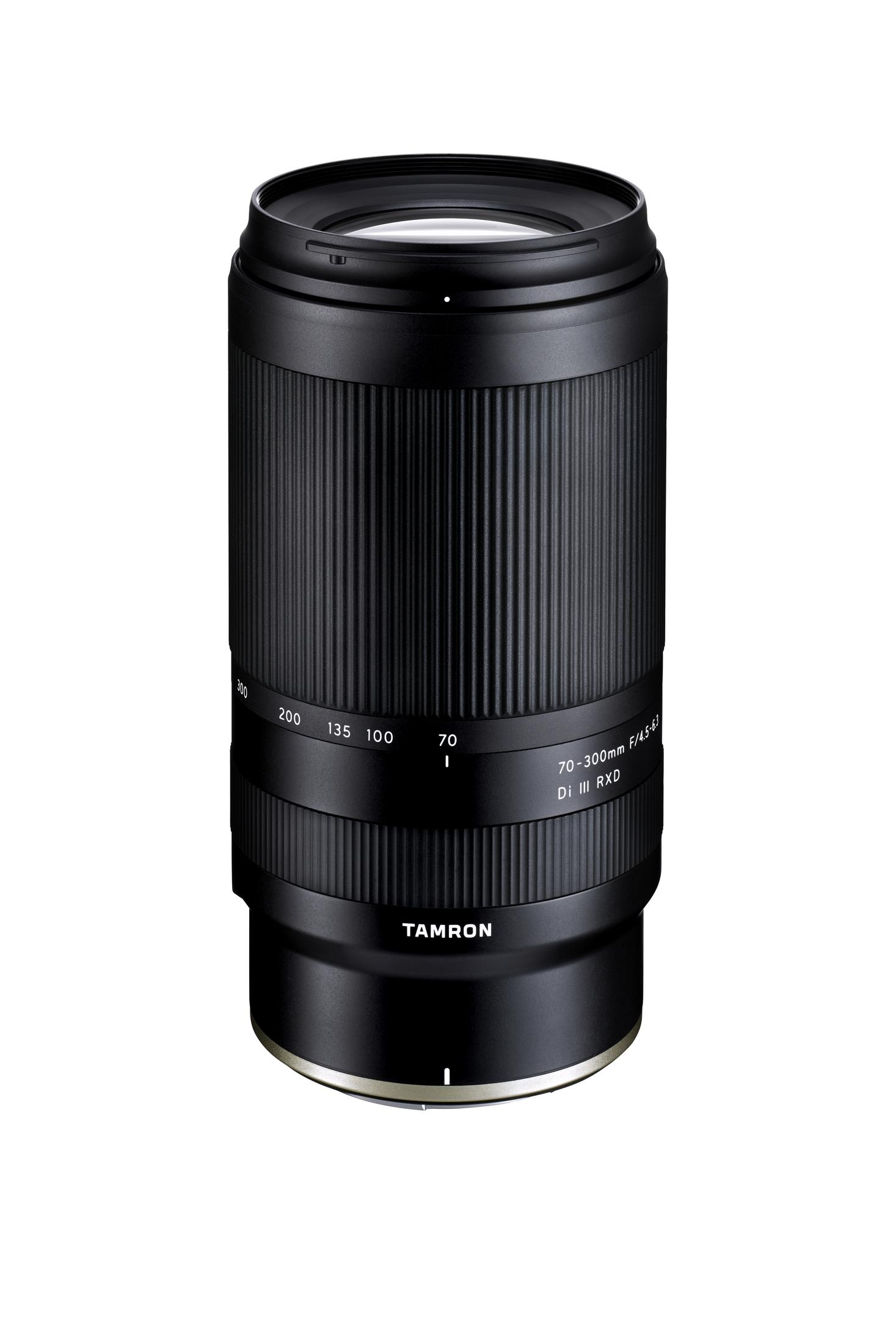 Czarny obiektyw aparatu. Obiektyw jest cylindryczny z oznaczeniami odległości ogniskowej. Marka Tamron jest widoczna.