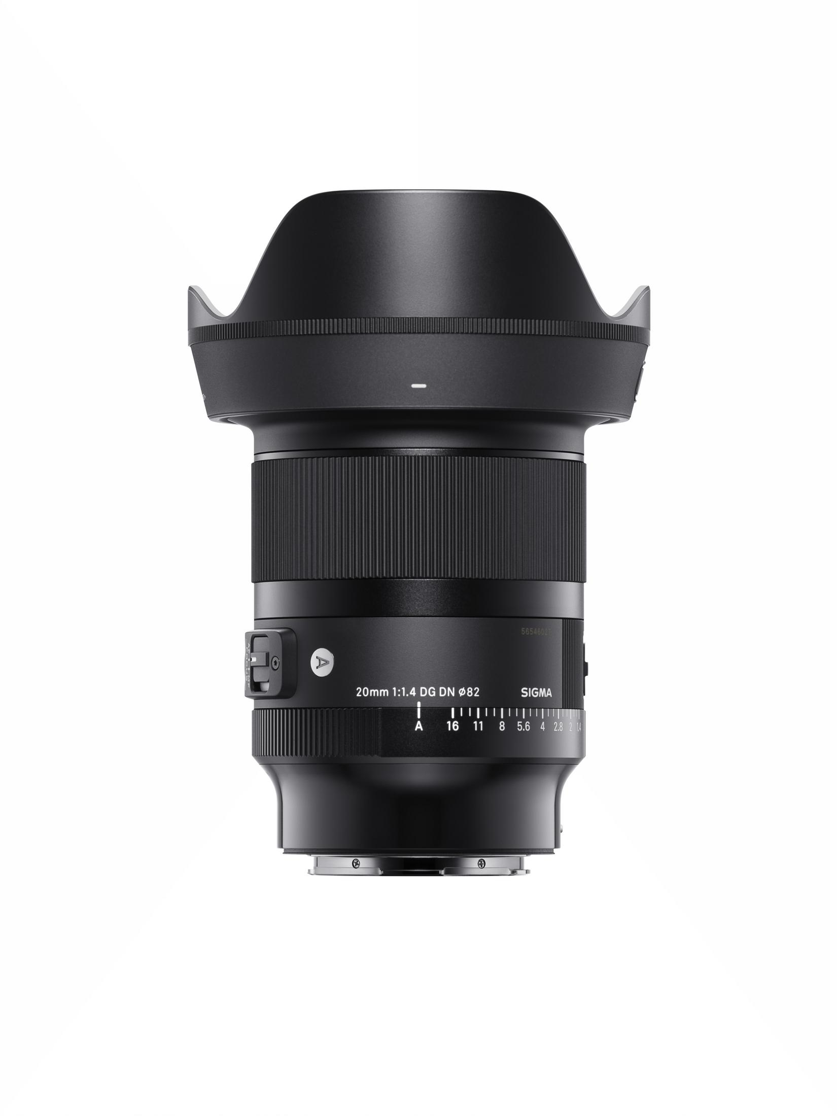 Czarny obiektyw z osłoną przeciwsłoneczną. Obiektyw ma pierścienie i oznaczenia. Białe tło.