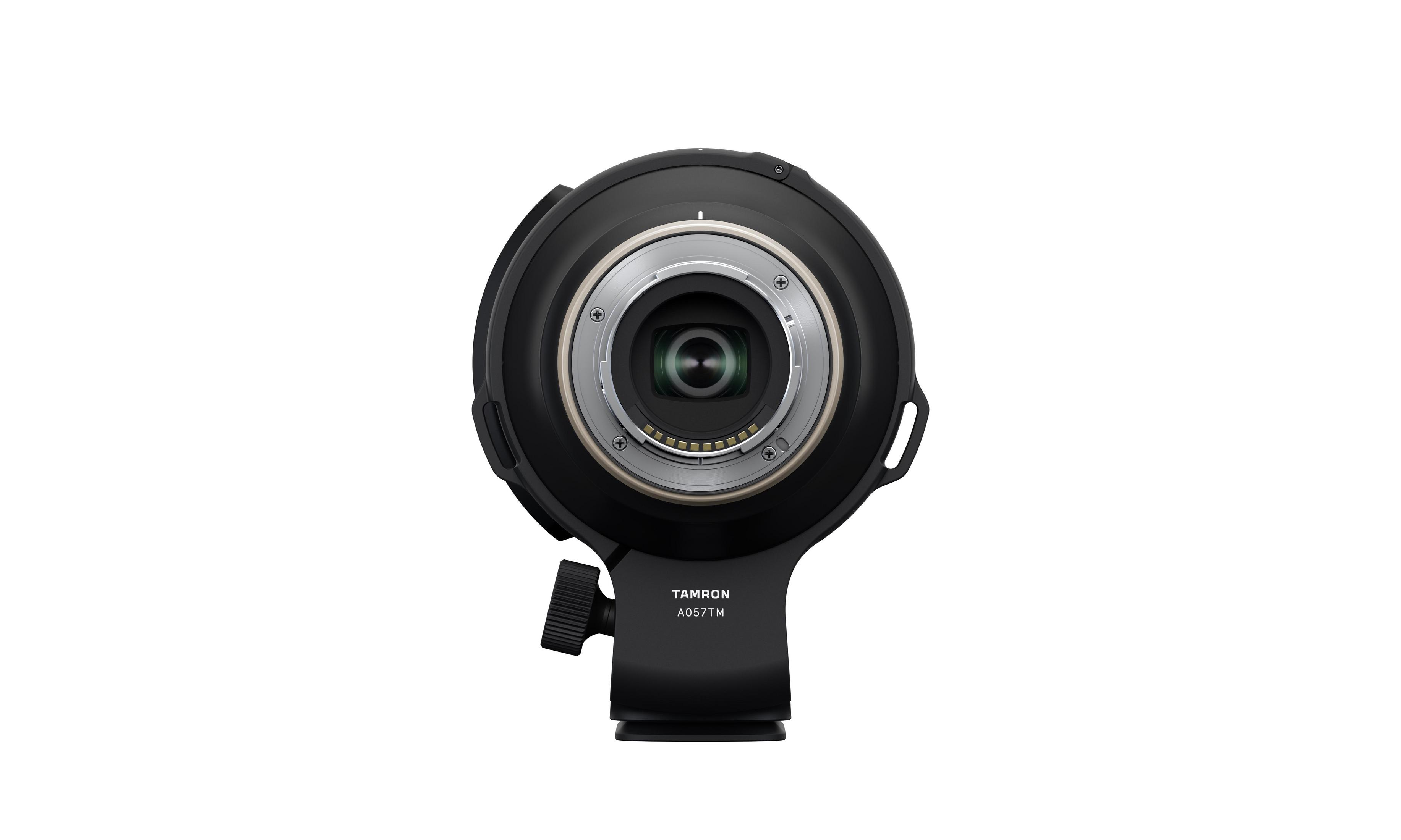 Een Tamron-lens. De foto toont de achterkant van de lens. Het staat op een witte achtergrond.