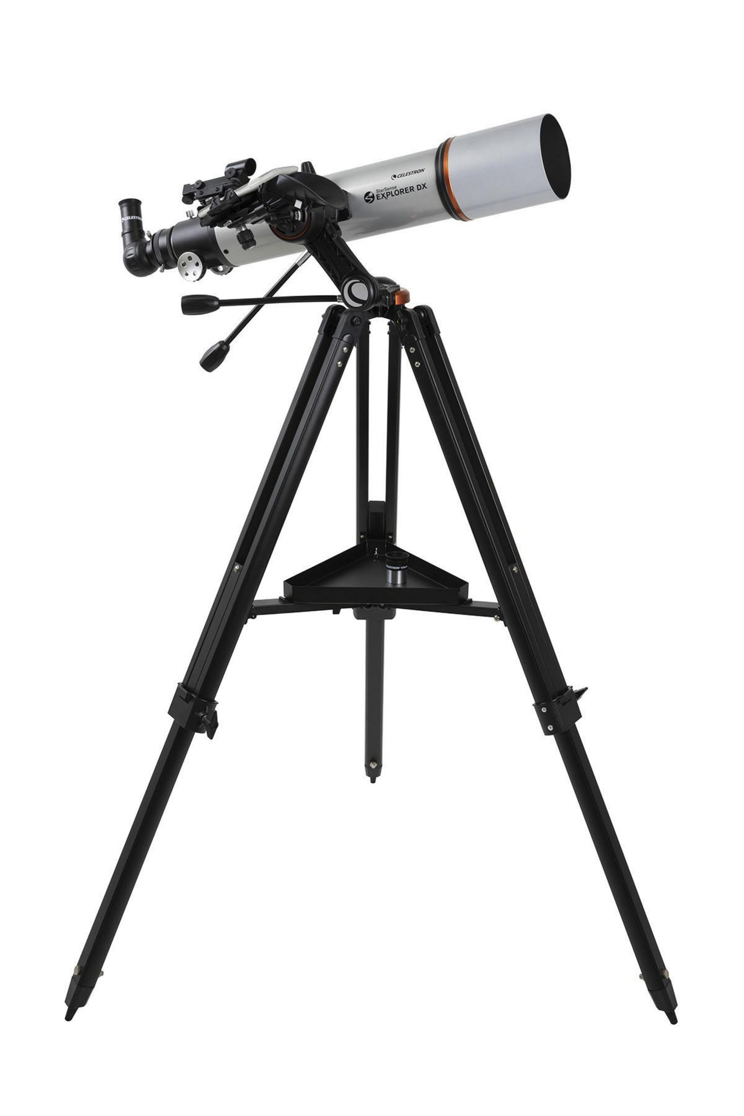 Telescopio argento su un treppiede nero. Il telescopio ha un tubo bianco e parti nere. Lo sfondo è bianco.
