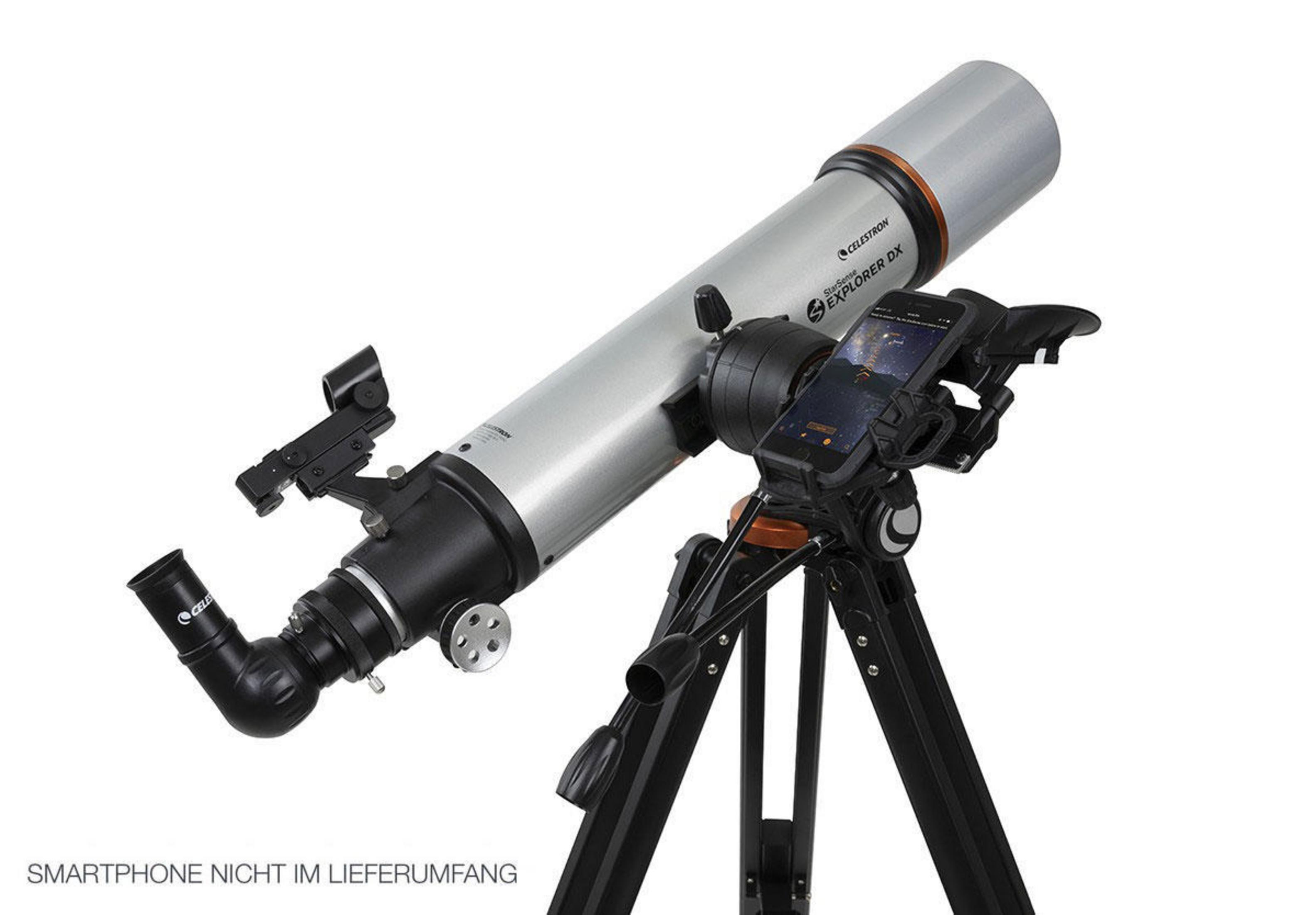 Telescopio su treppiede con smartphone, su sfondo bianco.