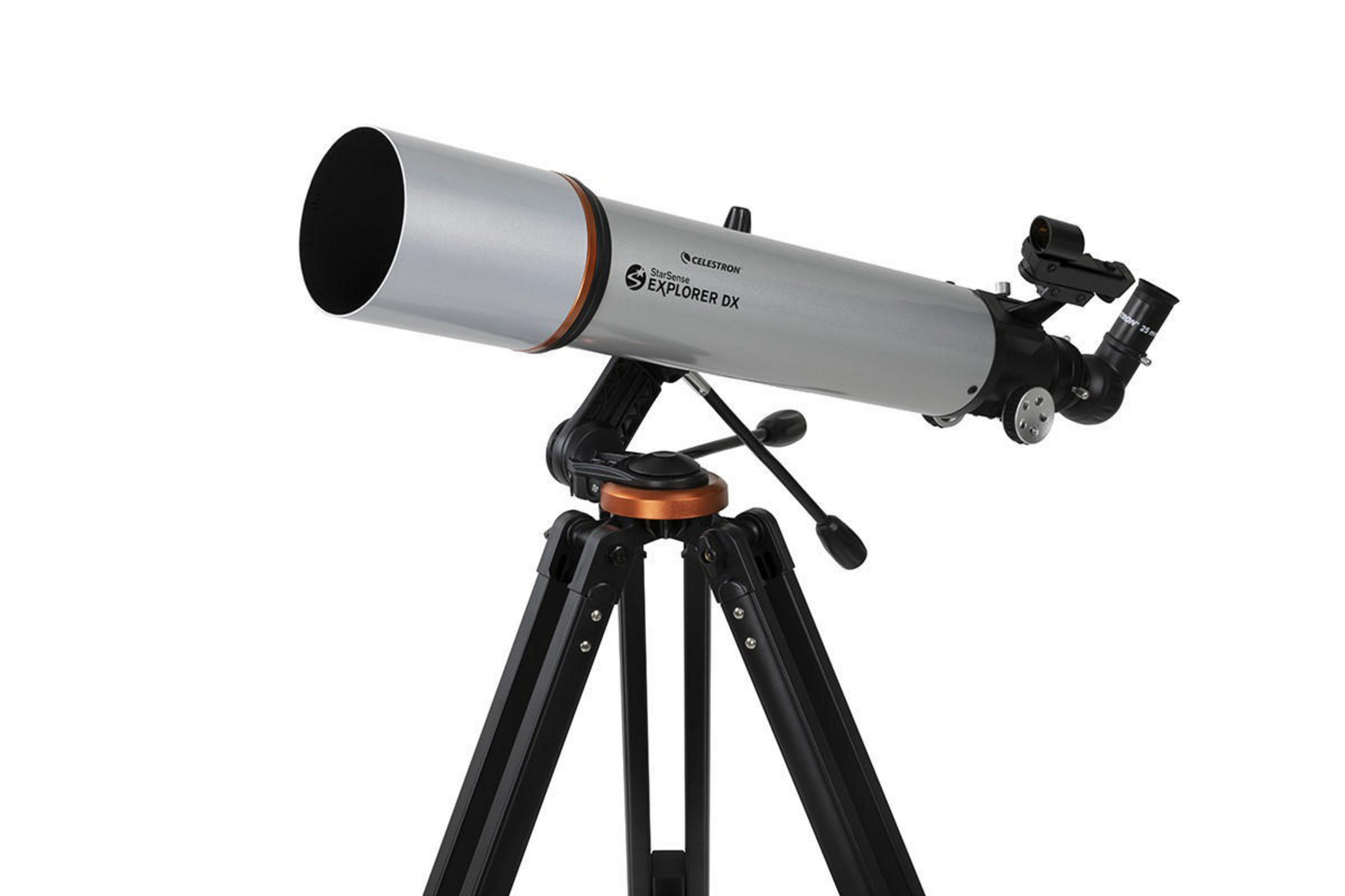 Un telescopio argento su un treppiede nero, sfondo bianco. Il marchio è Celestron.