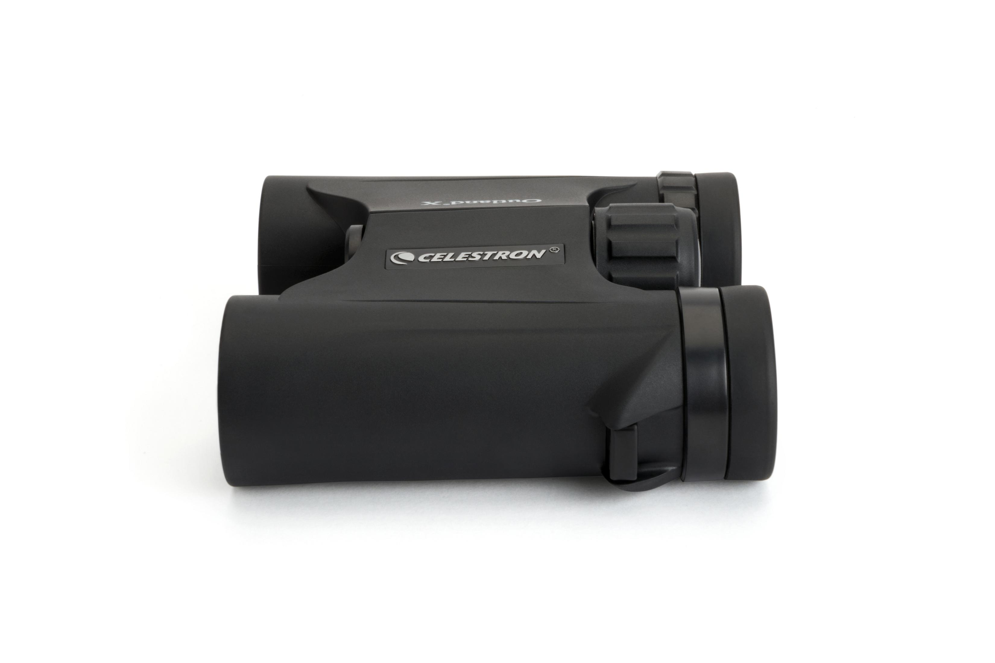 Ein Paar schwarze Ferngläser mit dem Celestron-Logo, freigestellt auf weißem Hintergrund.