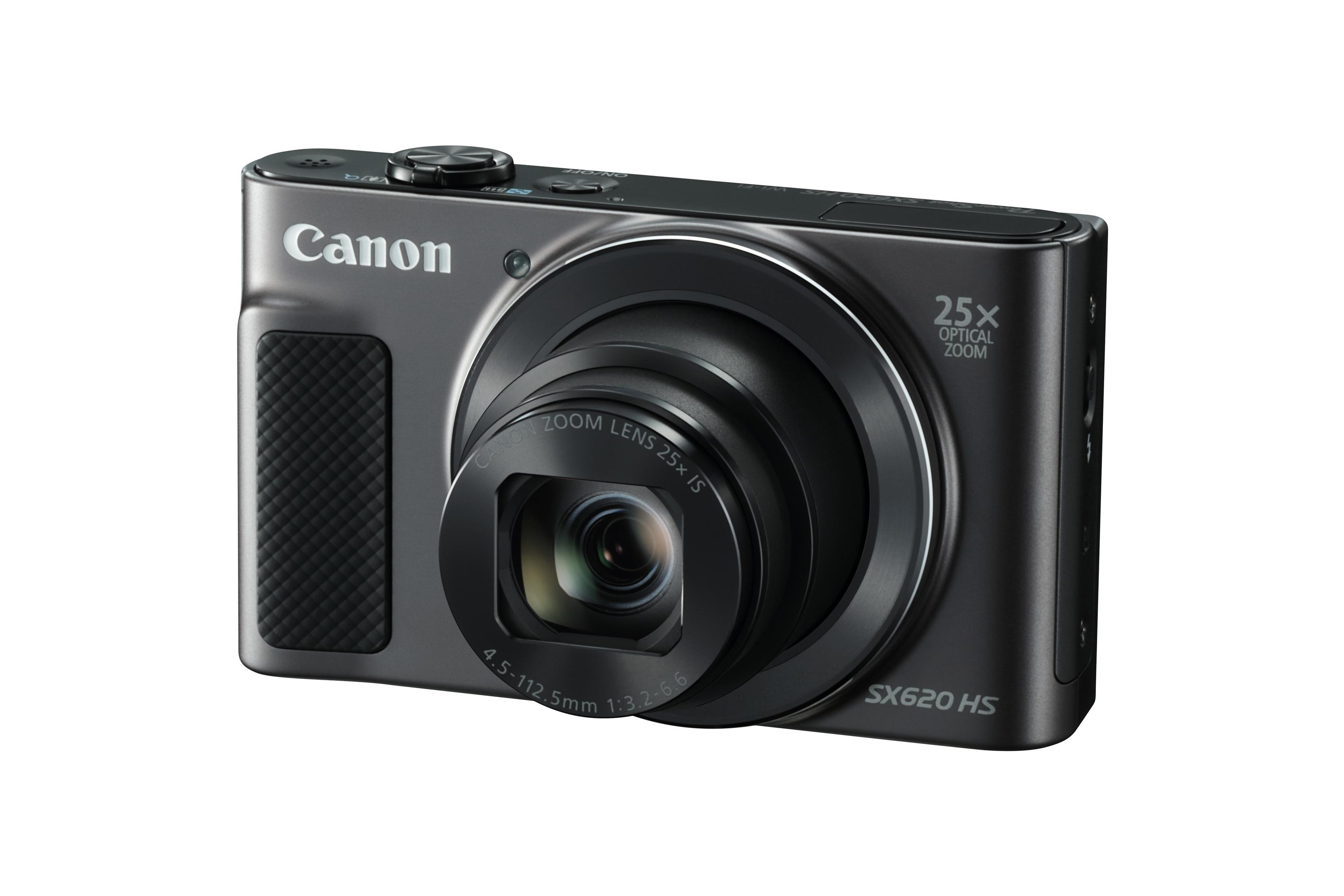 Schwarze Canon Kamera mit Zoomobjektiv, schräge Ansicht, auf weißem Hintergrund.