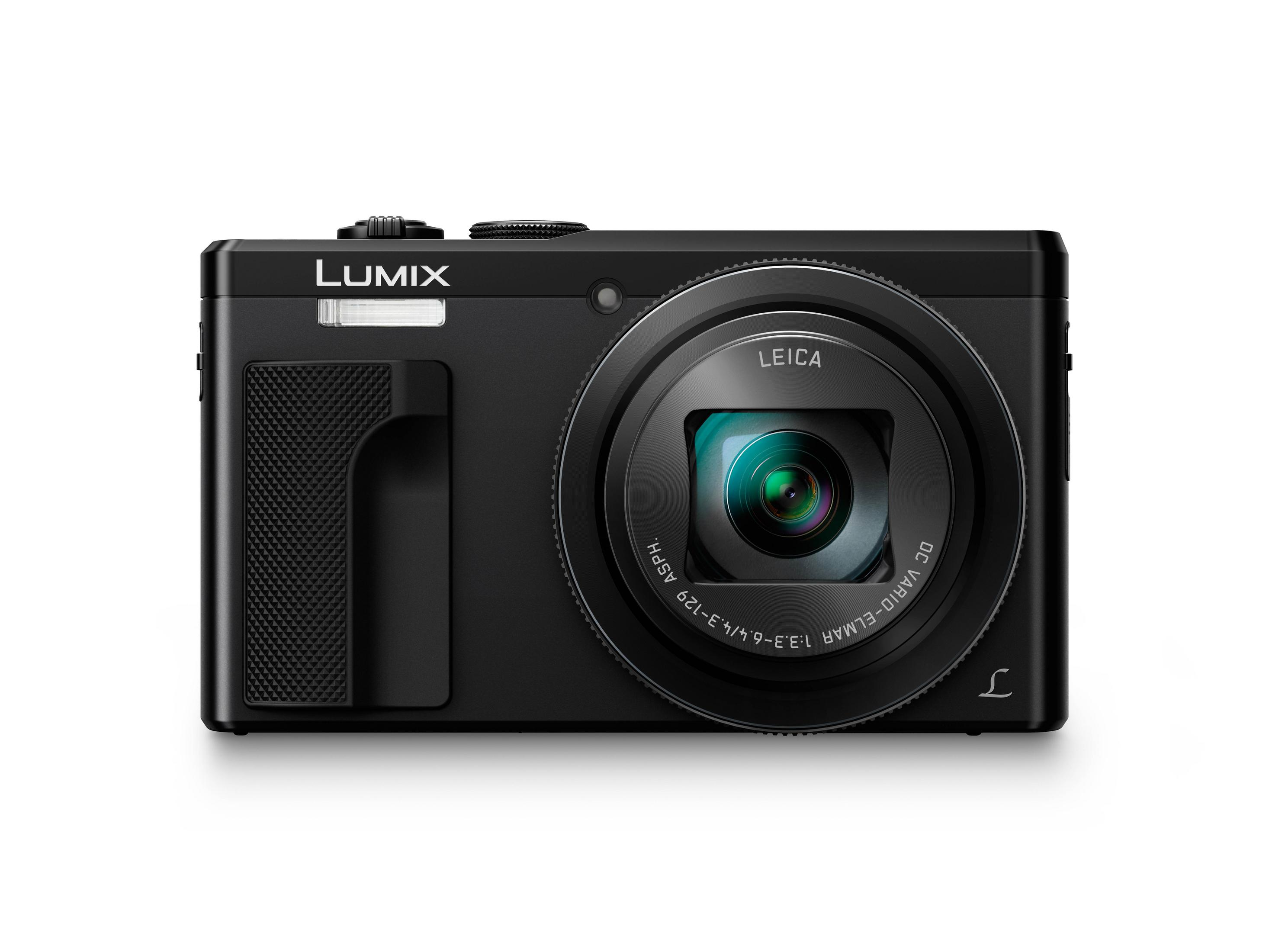 Eine schwarze Lumix Leica Kamera. Sie hat ein Objektiv in der Mitte und einen Blitz oben. Sie ist auf Weiß isoliert.