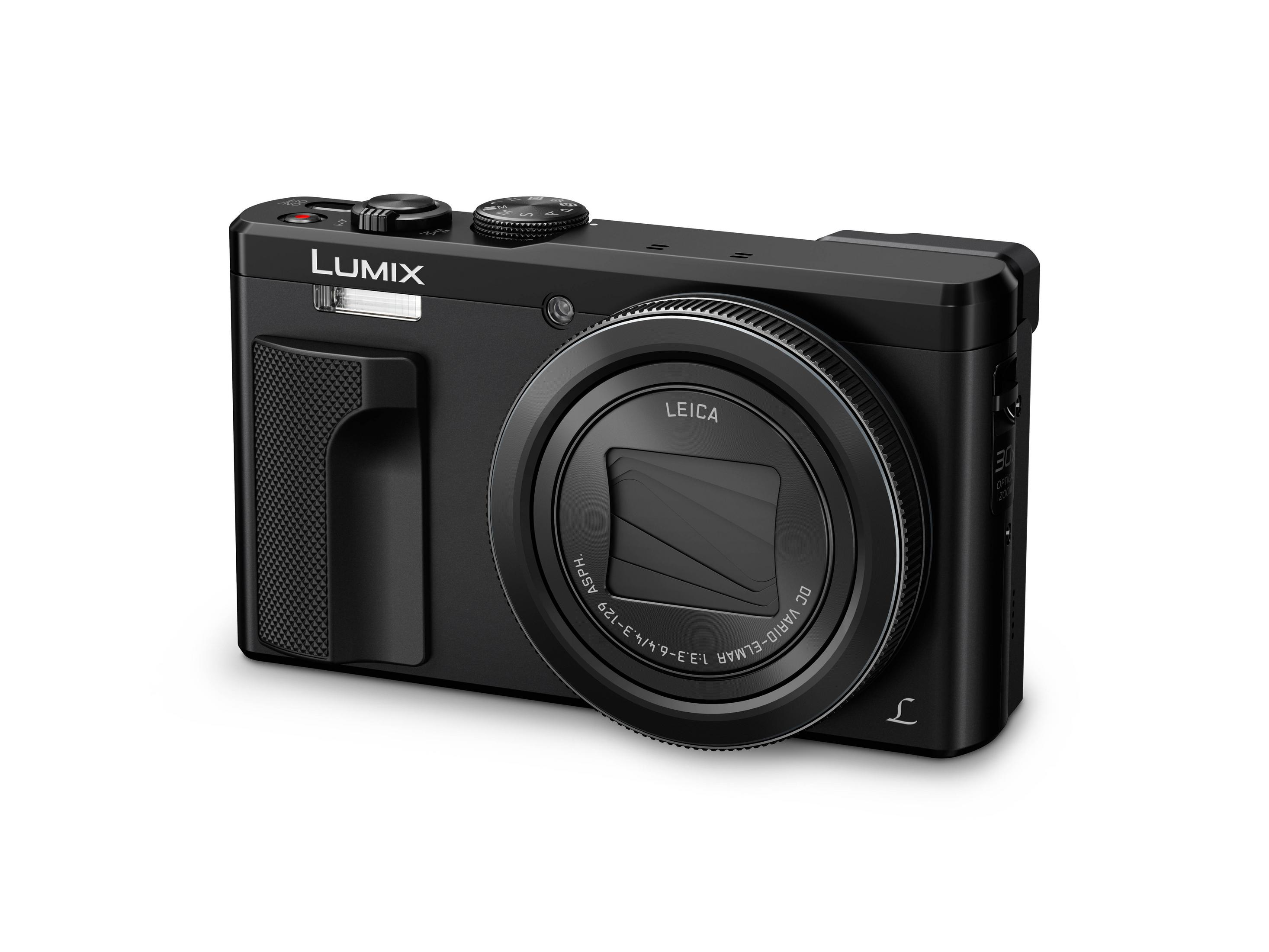 Schwarze Lumix-Kamera mit Leica-Objektiv, Blitz und Bedientasten auf weißem Grund.