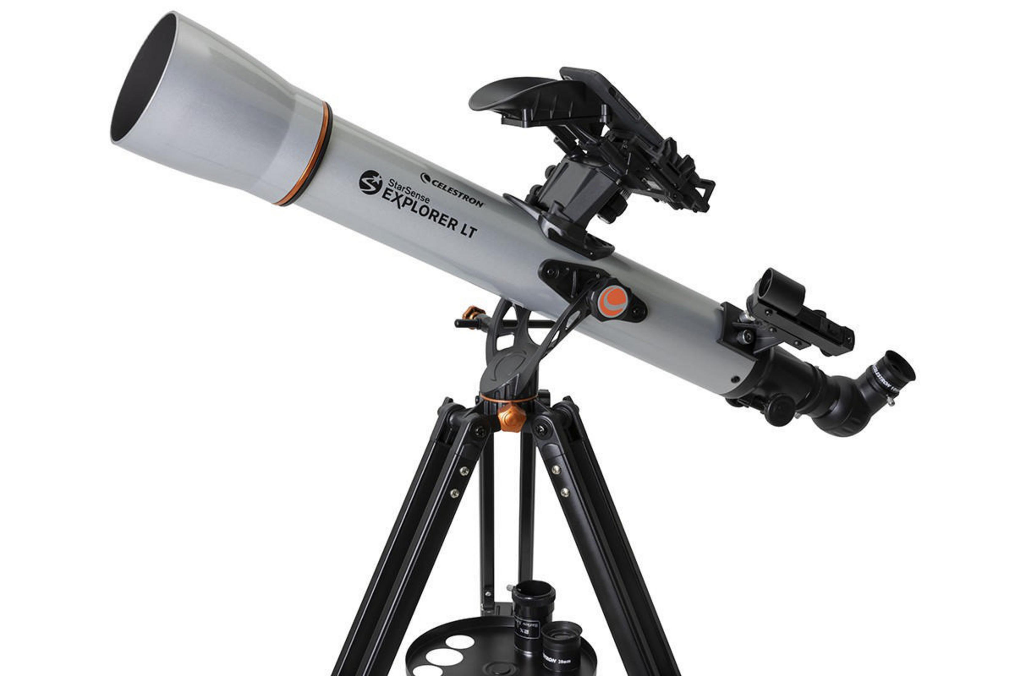 Silbernes Celestron-Teleskop auf einem Stativ. Es zeigt nach links. Der Hintergrund ist weiß.