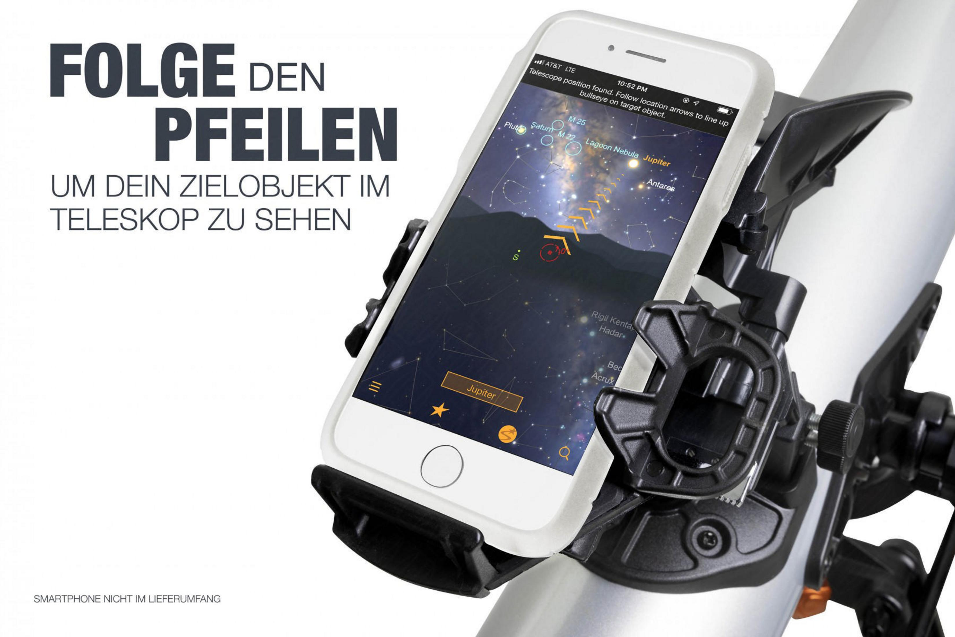 Ein Smartphone, das an einem Teleskop befestigt ist. Das Telefon zeigt eine Sternkarten-App.