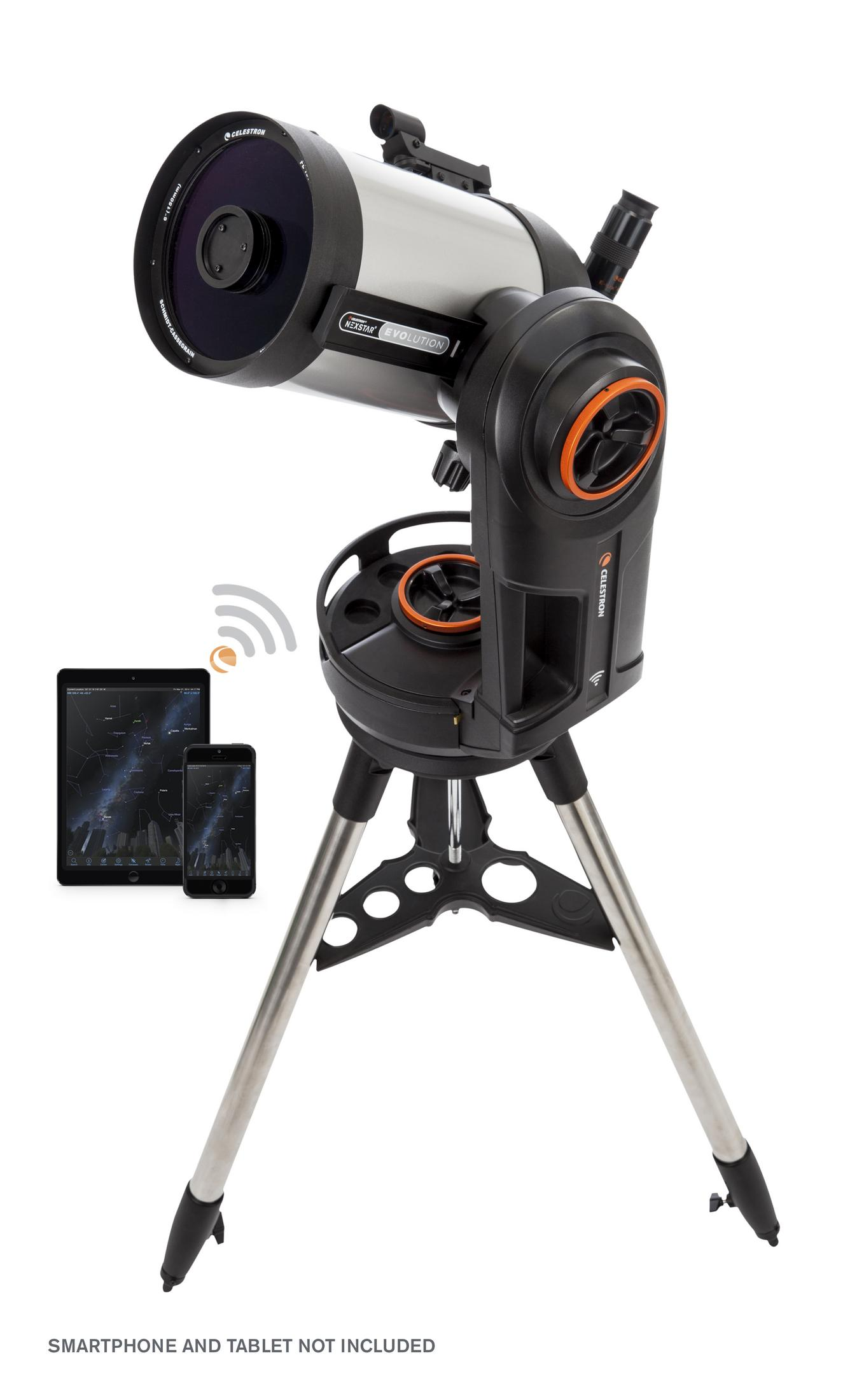 Celestron Teleskop auf einem Stativ, mit Tablet und Telefon, die Daten anzeigen.