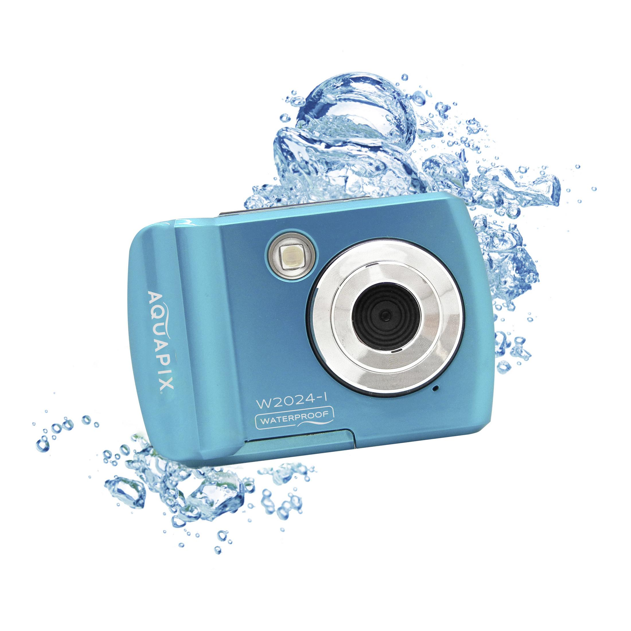 Eine blaue wasserdichte Kamera mit Wassertropfen. Weißer Hintergrund.