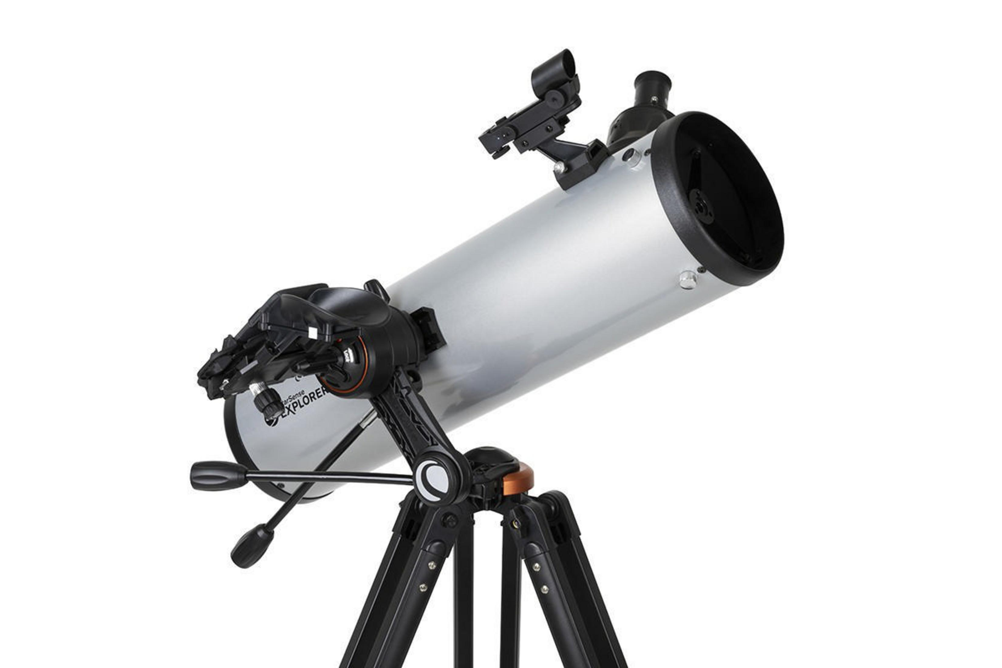 Ein silbernes Teleskop auf einem Stativ, mit schwarzen Komponenten, vor weißem Hintergrund.