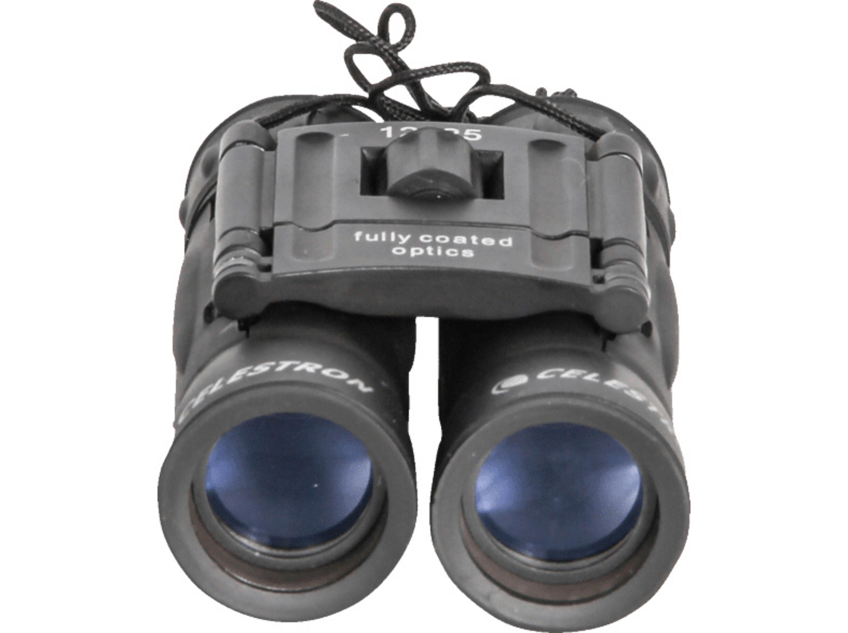 Schwarzes Fernglas mit voll beschichteter Optik. Das Fernglas hat blaue Linsen und einen schwarzen Riemen.