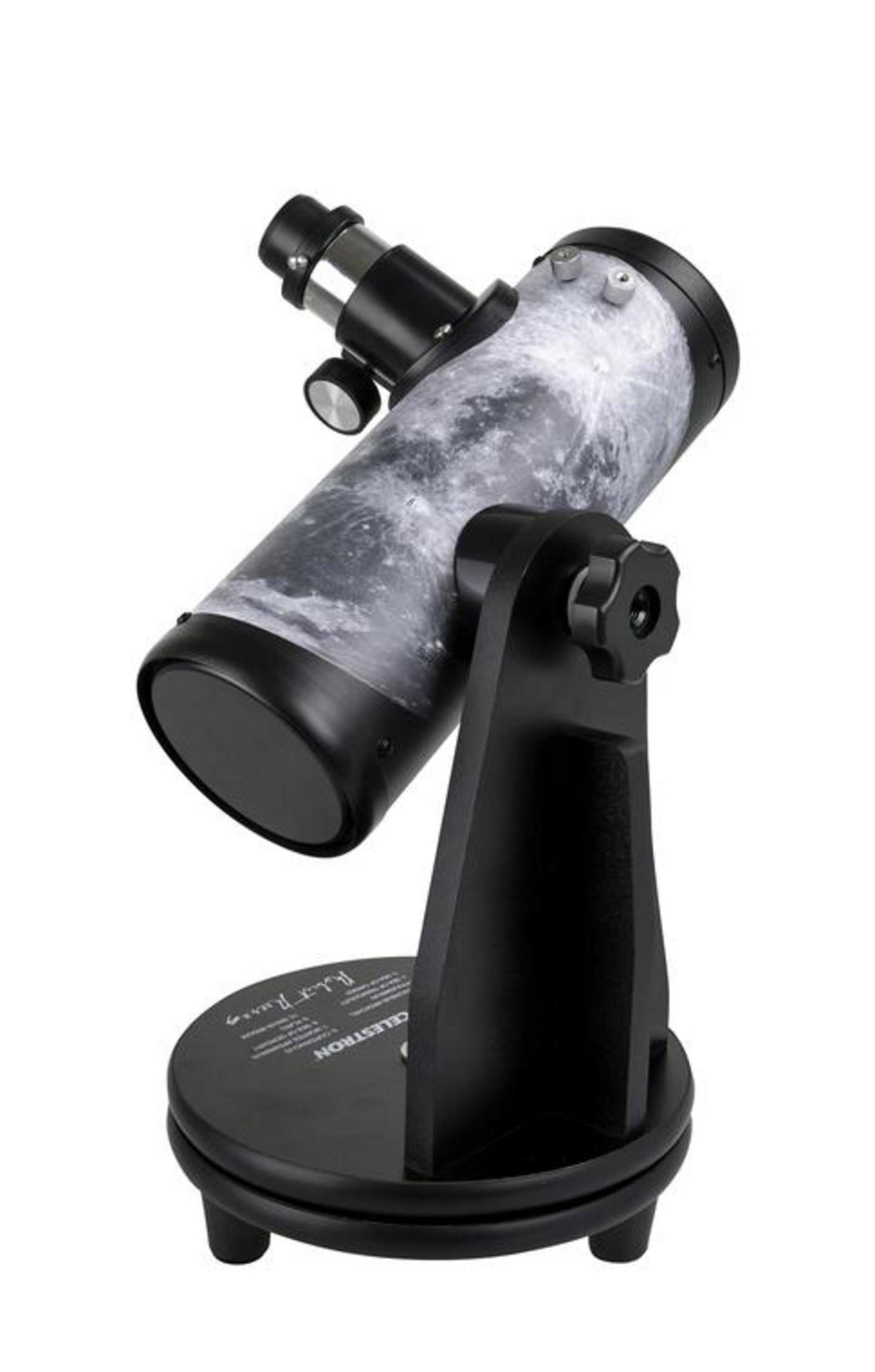 Ein schwarzes Teleskop mit Mond-Motiv, geneigt auf seinem Ständer. Oben befindet sich ein schwarzes Okular.