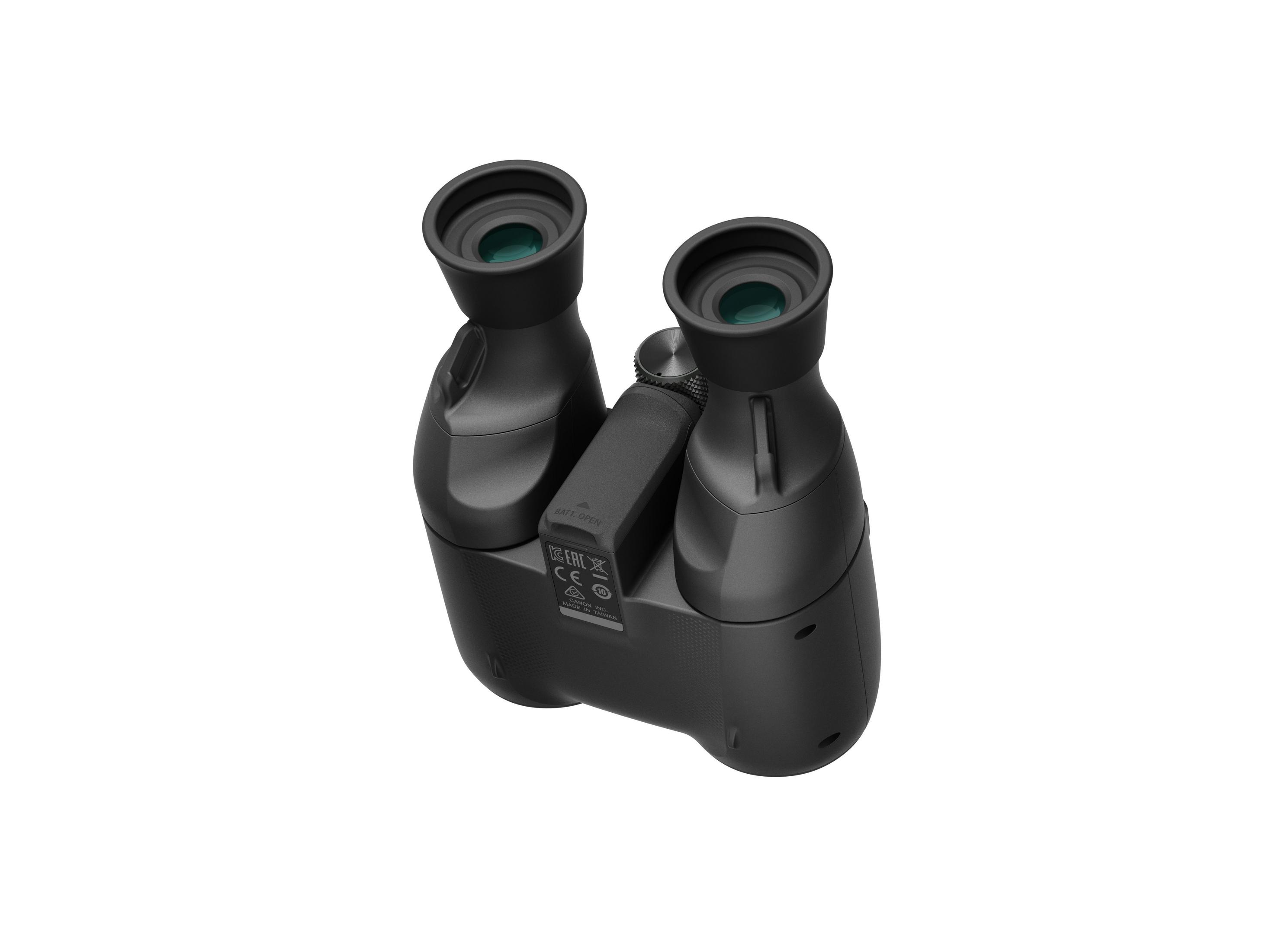 Czarna lornetka z zielonymi soczewkami. Leżą na białej powierzchni.