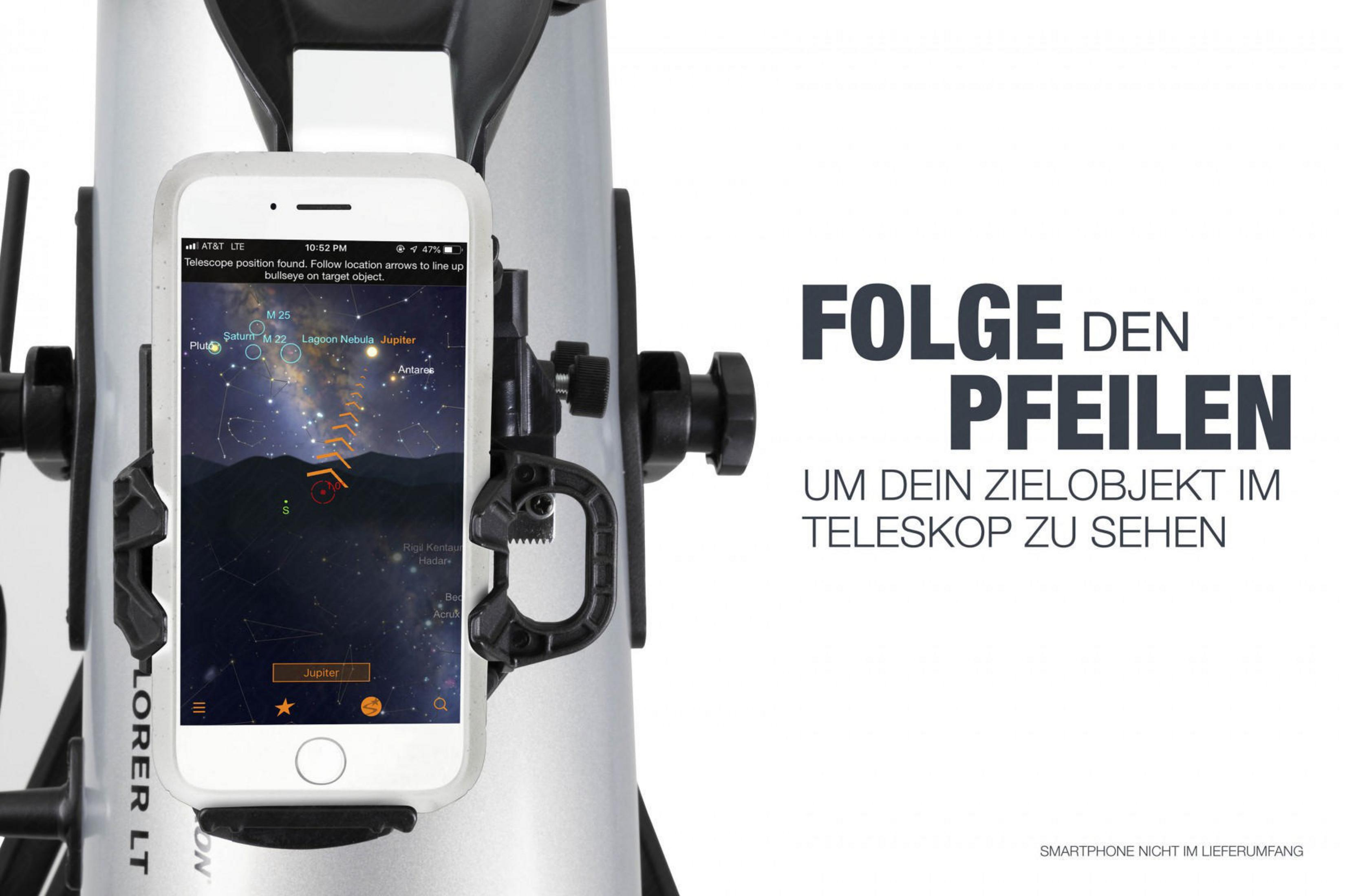 Smartphone mit Astronomie-App auf Teleskop montiert. Text auf dem Bild: Folge den Pfeilen, um zu sehen.