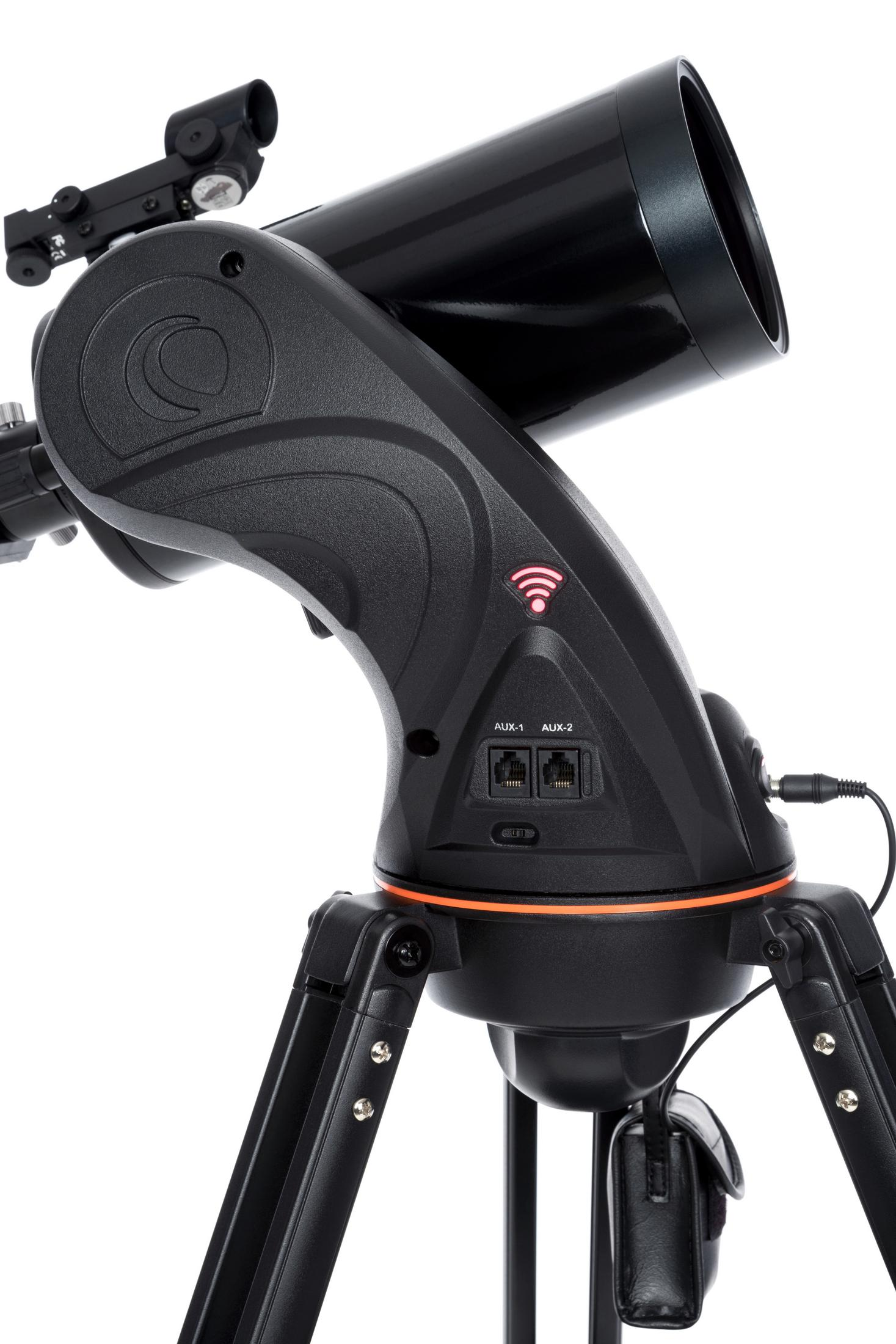 Schwarzes Teleskop auf einem Stativ. Das Setup hat ein rotes Licht und verschiedene Anschlüsse sind sichtbar.