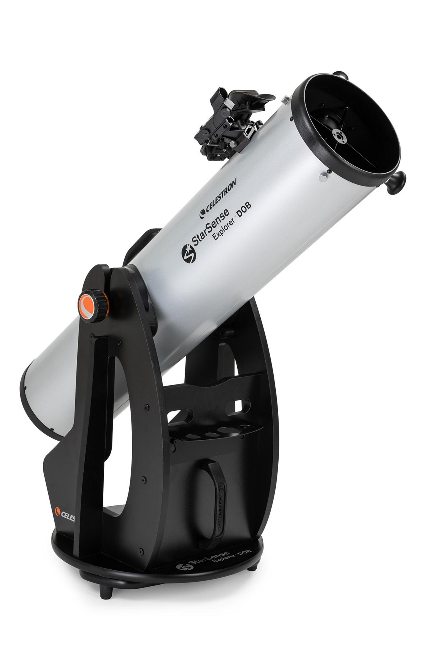 Celestron Teleskop. Silbernes Rohr, schwarze Basis. StarSense Explorer DOB Modell. Weißer Hintergrund.