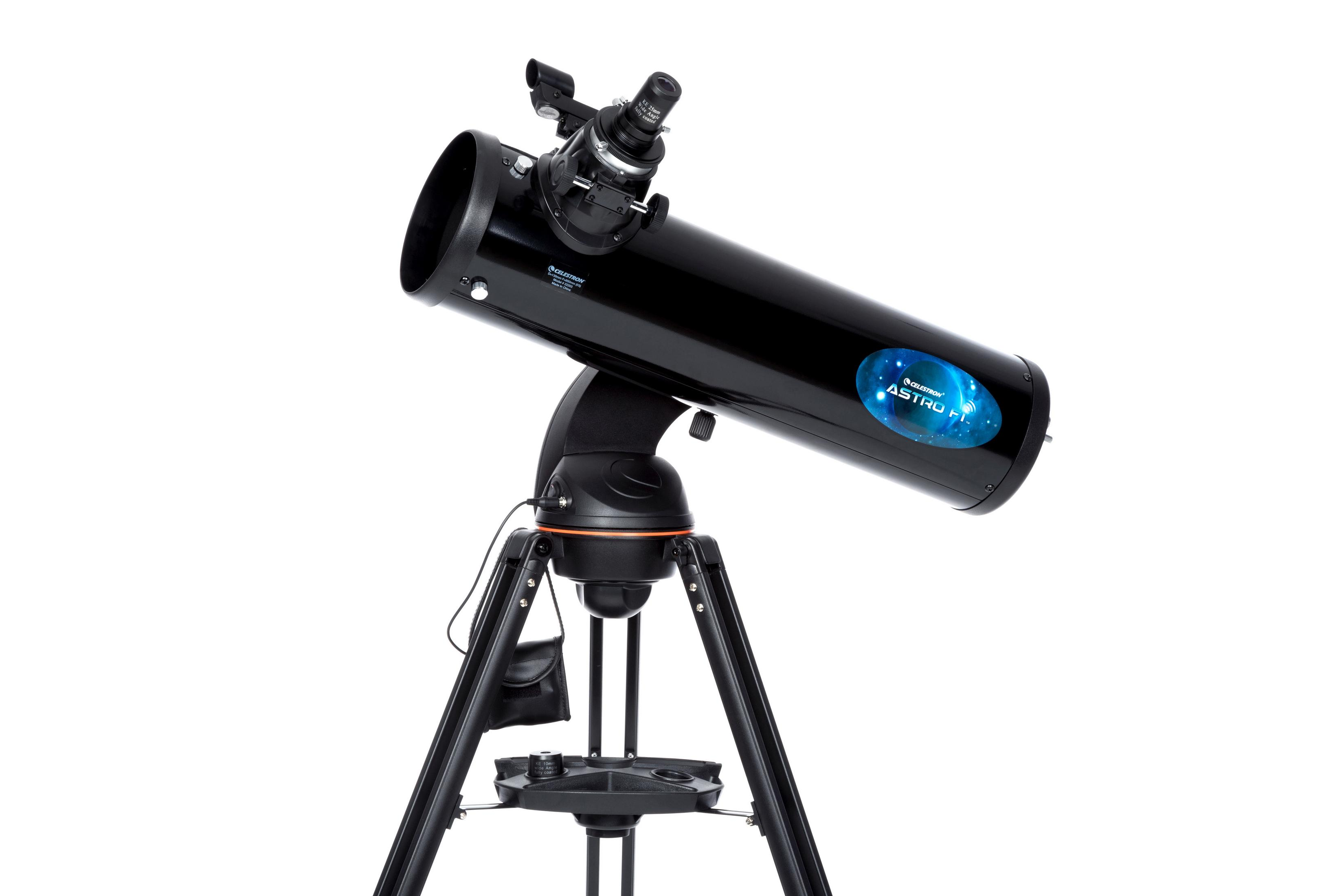 Schwarzes Teleskop auf Stativ. Es hat ein langes Rohr, ein Okular und einen blauen Aufkleber.