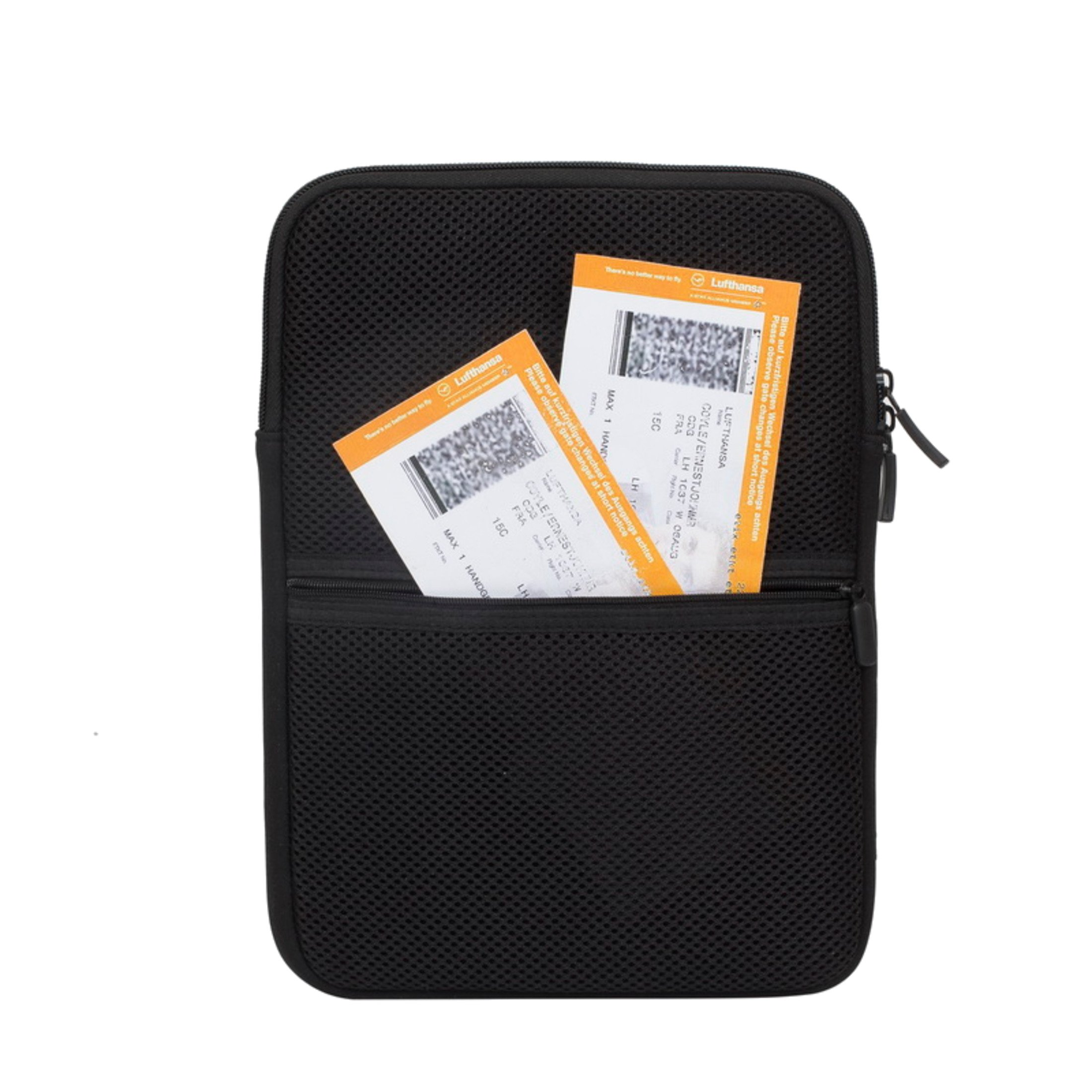 Funda de malla negra con dos billetes Lufthansa. Los billetes son naranja y blanco.