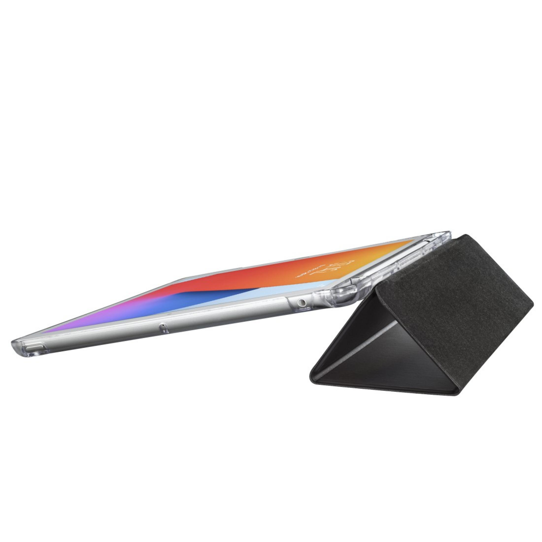 Tablet in einer durchsichtigen Hülle, abgestützt von einem schwarzen Dreiecksständer.