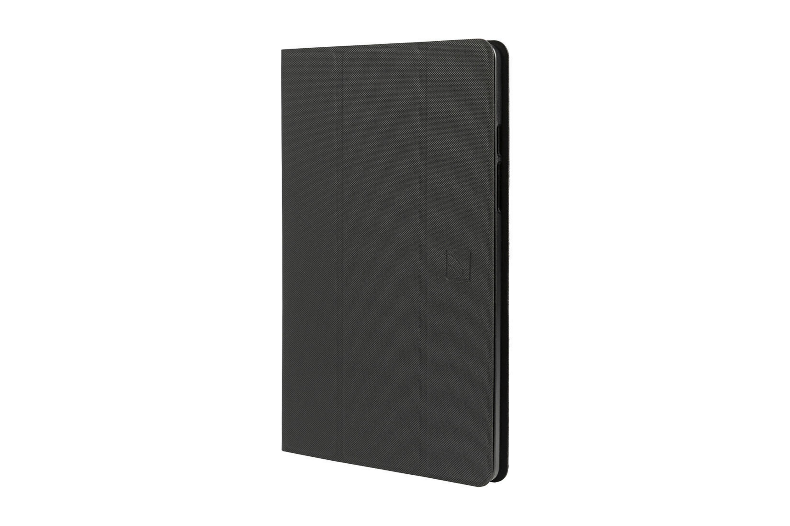 Custodia per tablet nera chiusa su sfondo bianco. La custodia ha un piccolo logo.